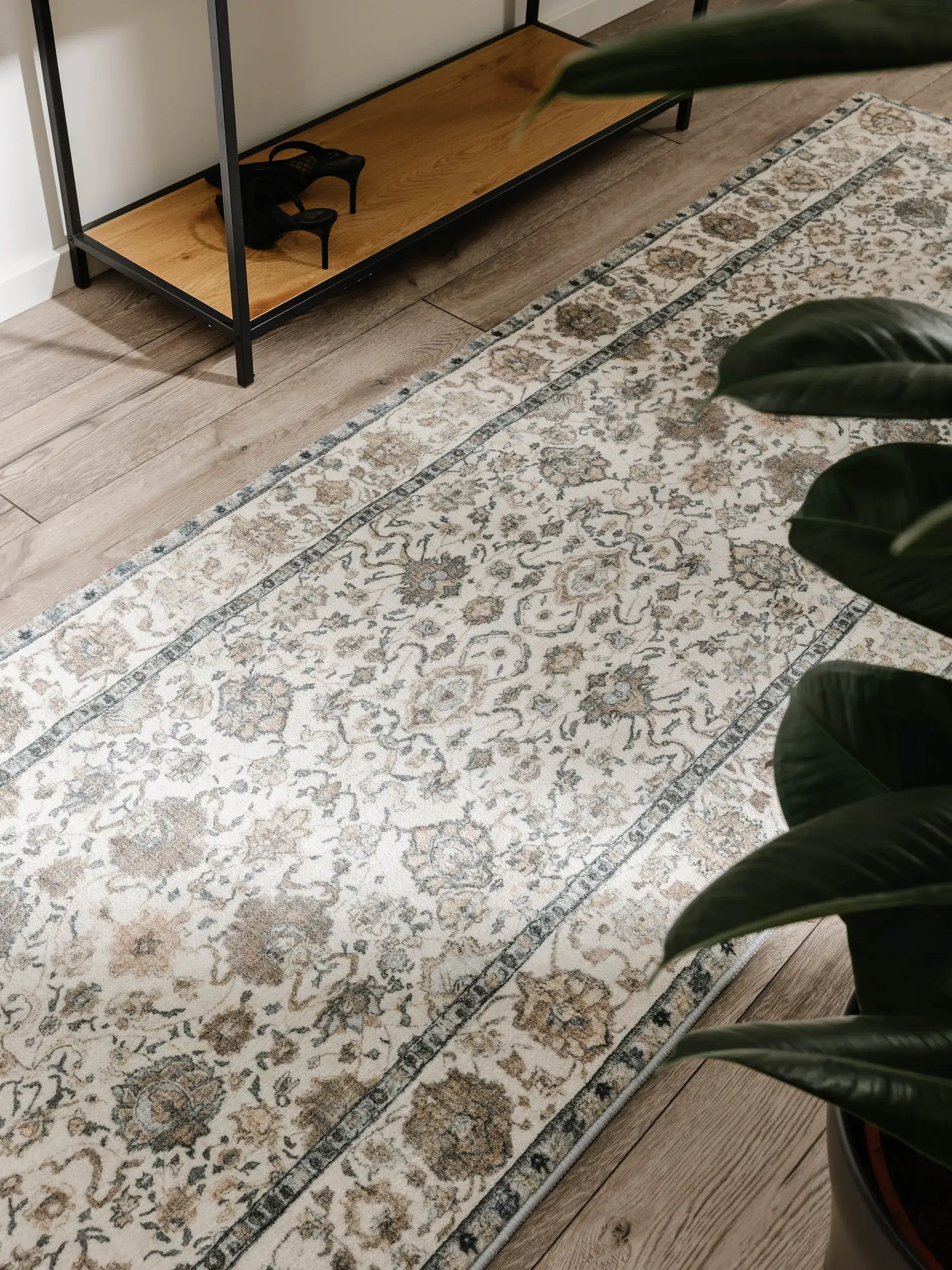 Tapijt van 100% Polyester in Beige met een 100% Polyester hoge pool van benuta POP