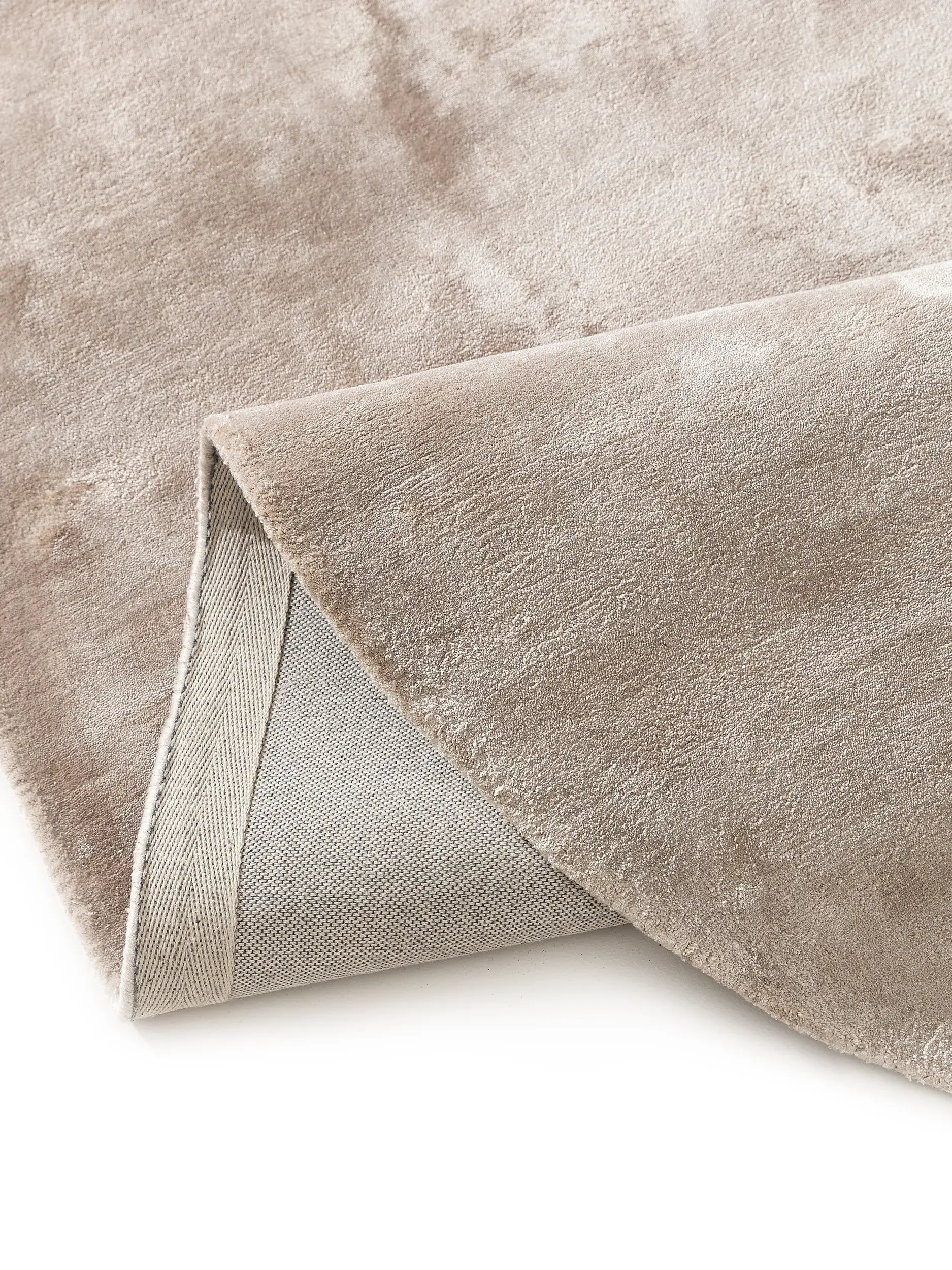 Teppich aus 100% Viskose in Taupe mit 100% Viskose hohem Flor von benuta Pure
