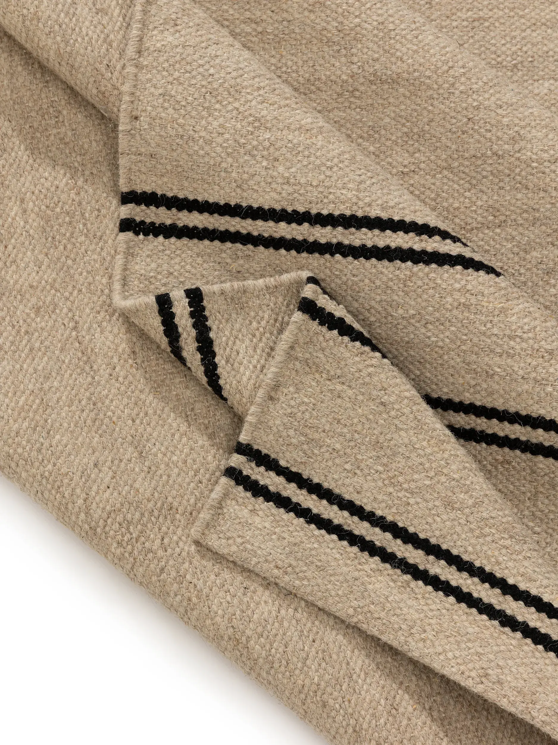 Teppich aus 70% Wolle, 30% Baumwolle in Schwarz mit 70% Wolle, 30% Baumwolle hohem Flor von benuta Pure