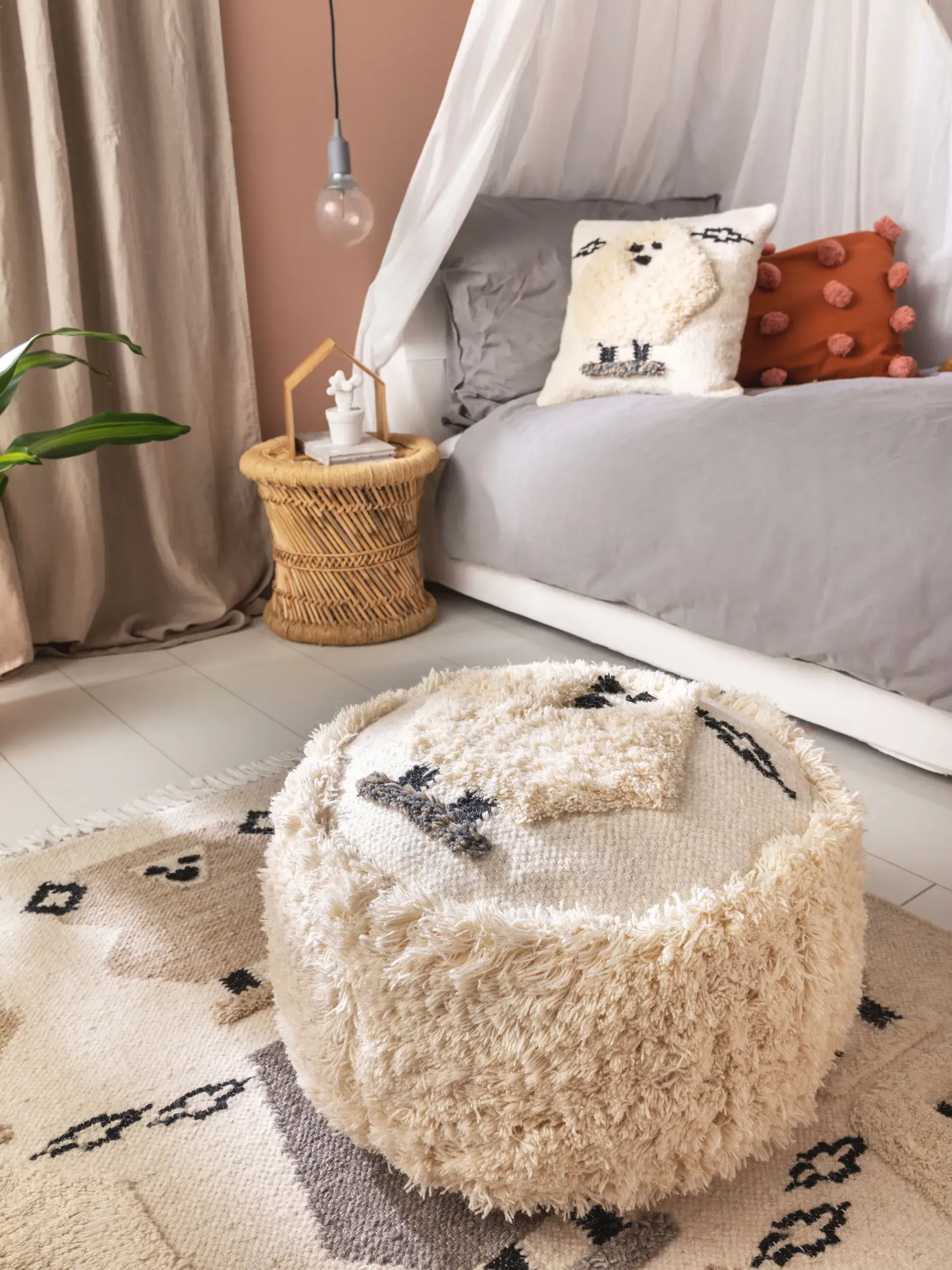 Poef Shawn Ivory in Dierdesign-ontwerp van 80% Wool, 20% Polyester door Lytte