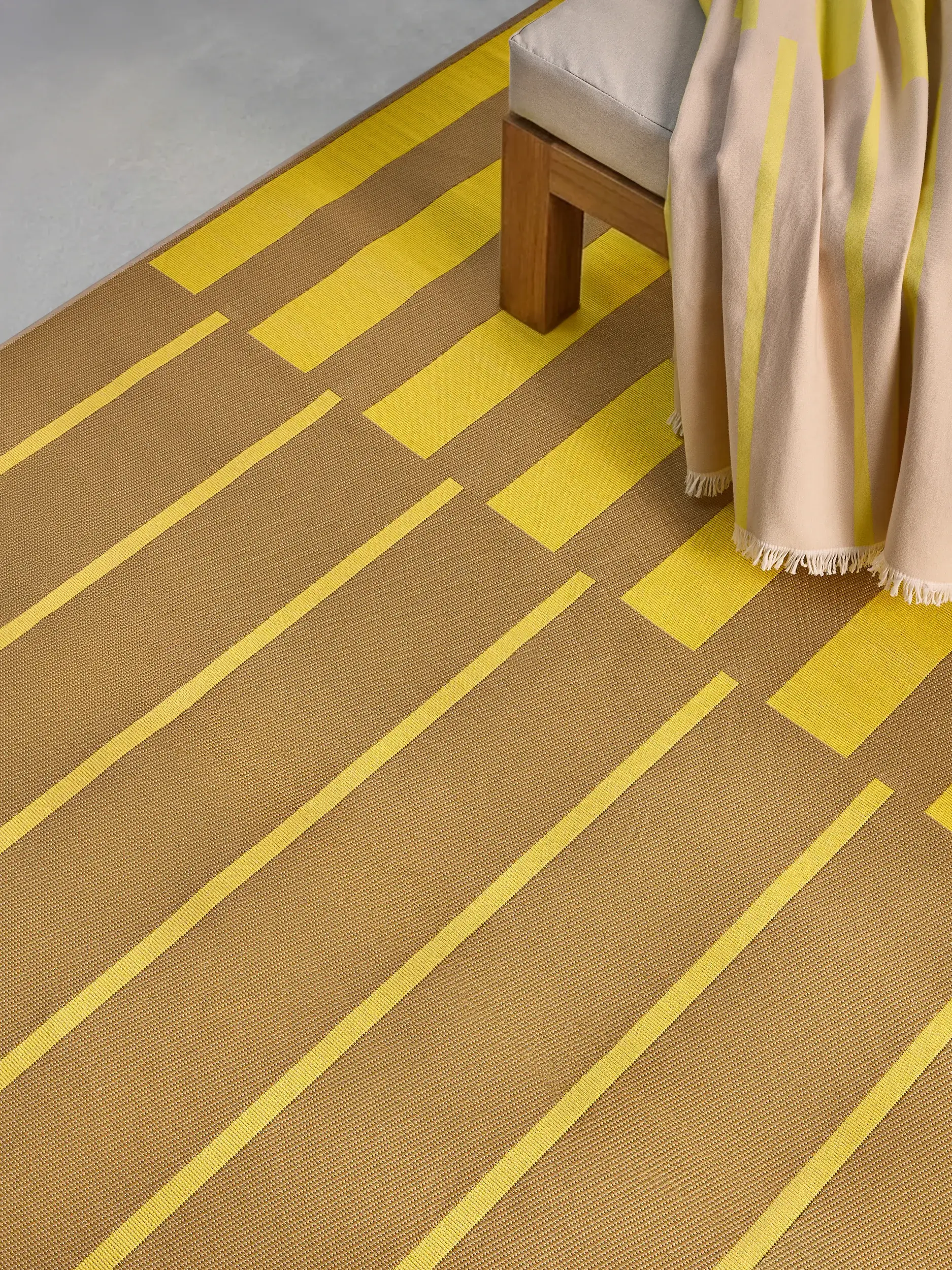 Teppich Reed aus 76% Polypropylen, 23% Polyester, 1% Latex in  von benuta Nest