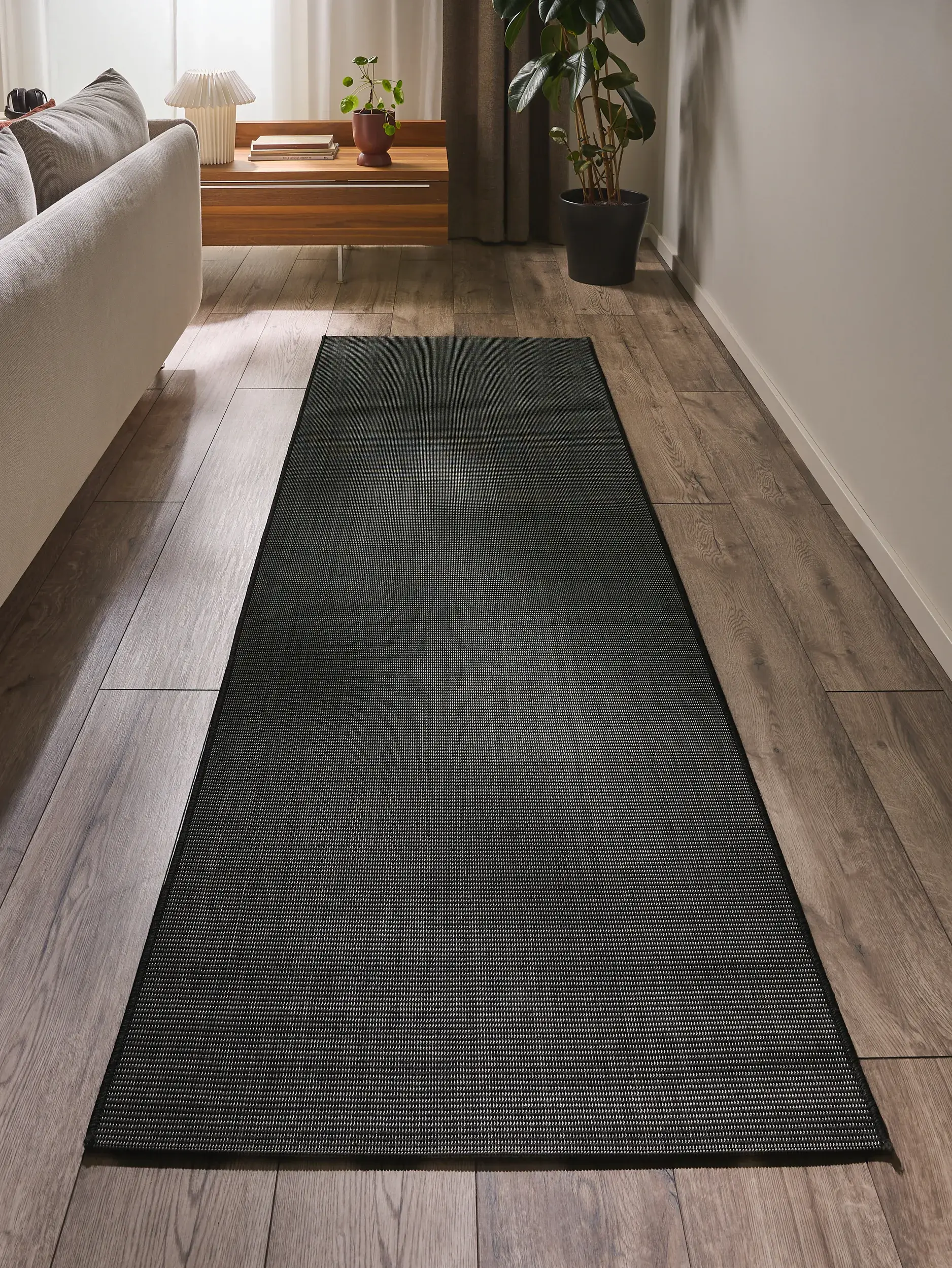 Tapis Metro en 100% Polypropylène en Noir de benuta nest
