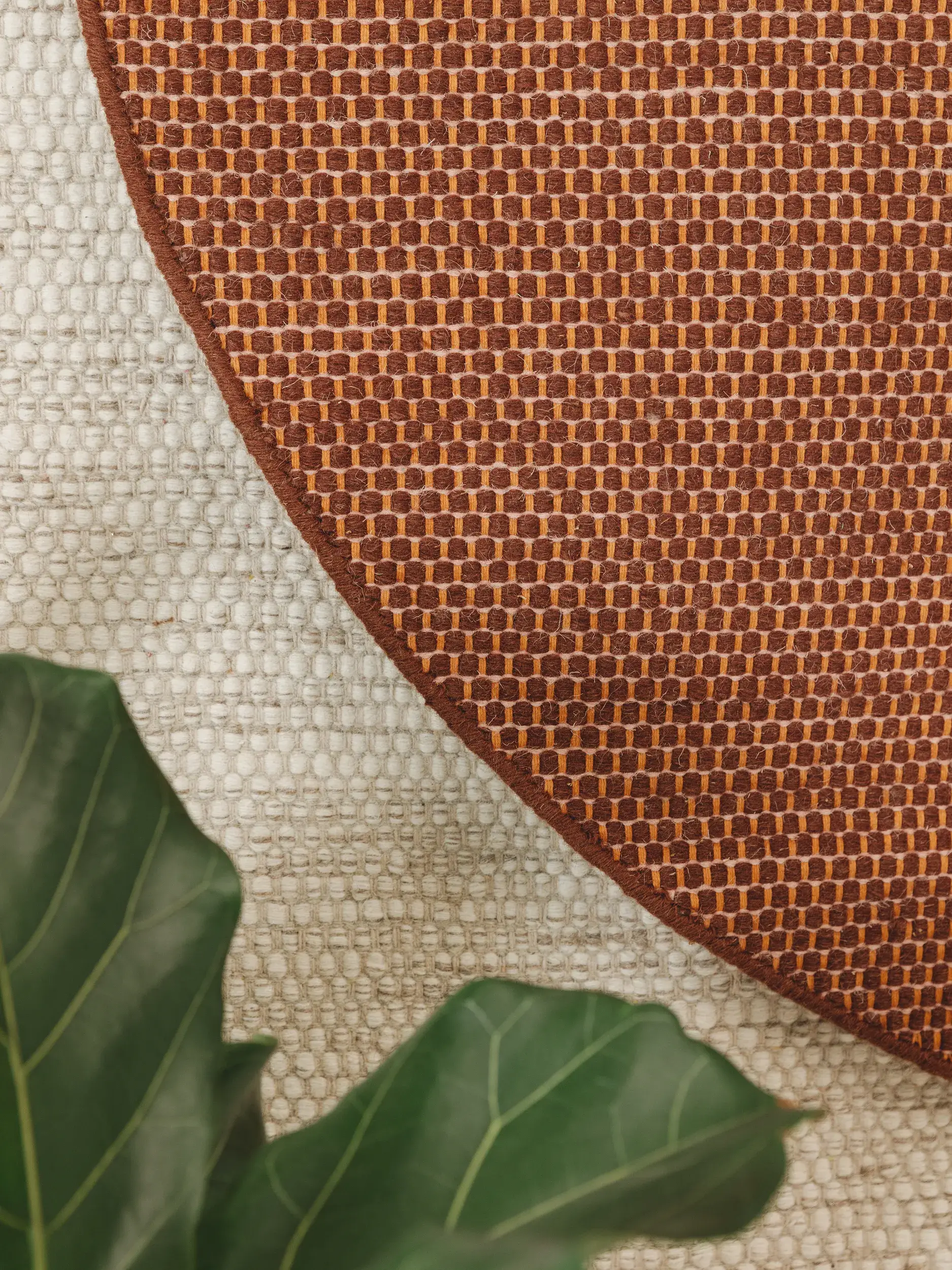 Teppich aus 80% Wolle, 20% Baumwolle in Braun mit 80% Wolle, 20% Baumwolle hohem Flor von benuta Pure