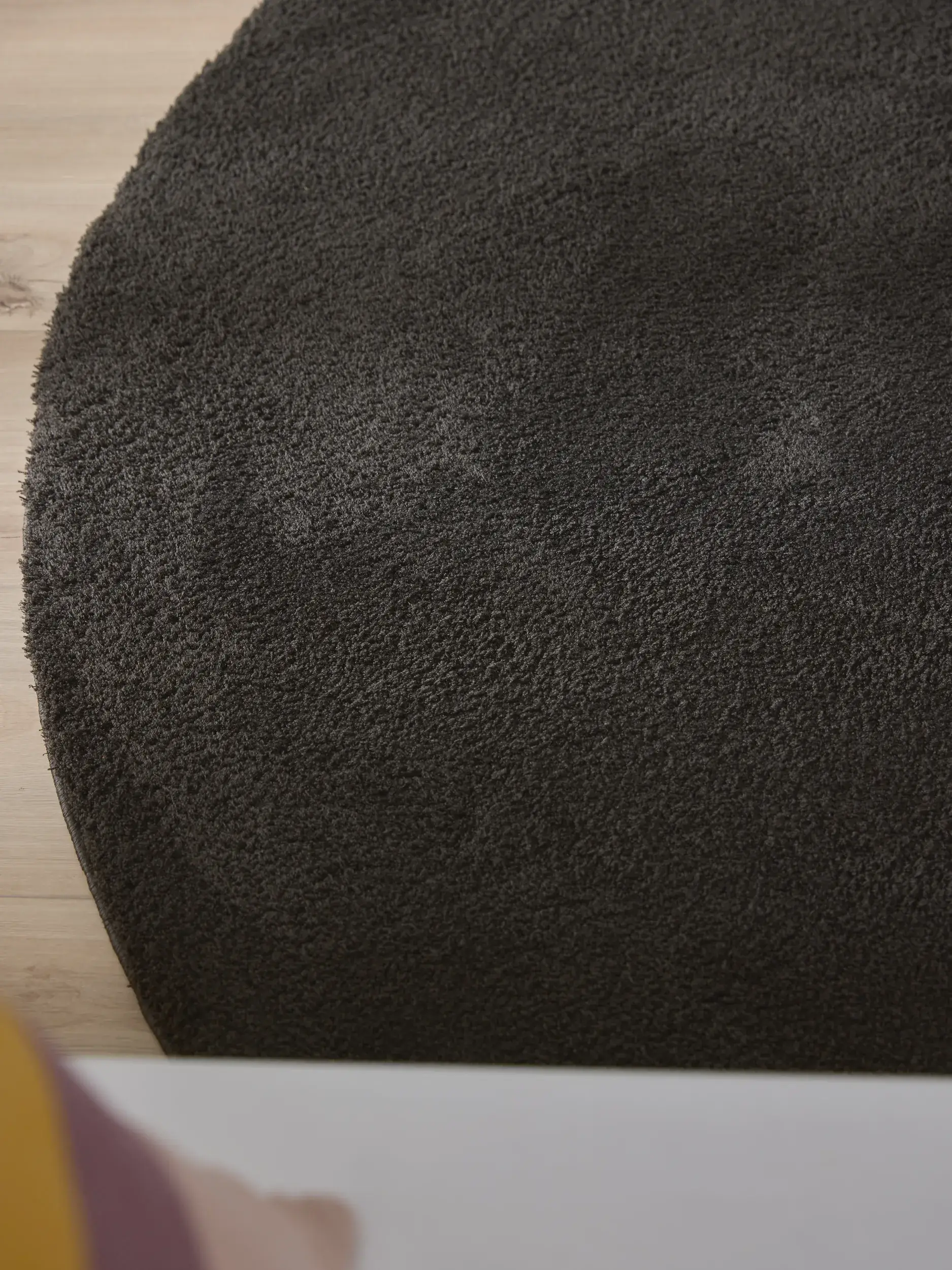 Teppich aus 100% Polyester in Schwarz mit 100% Polyester hohem Flor von benuta Nest
