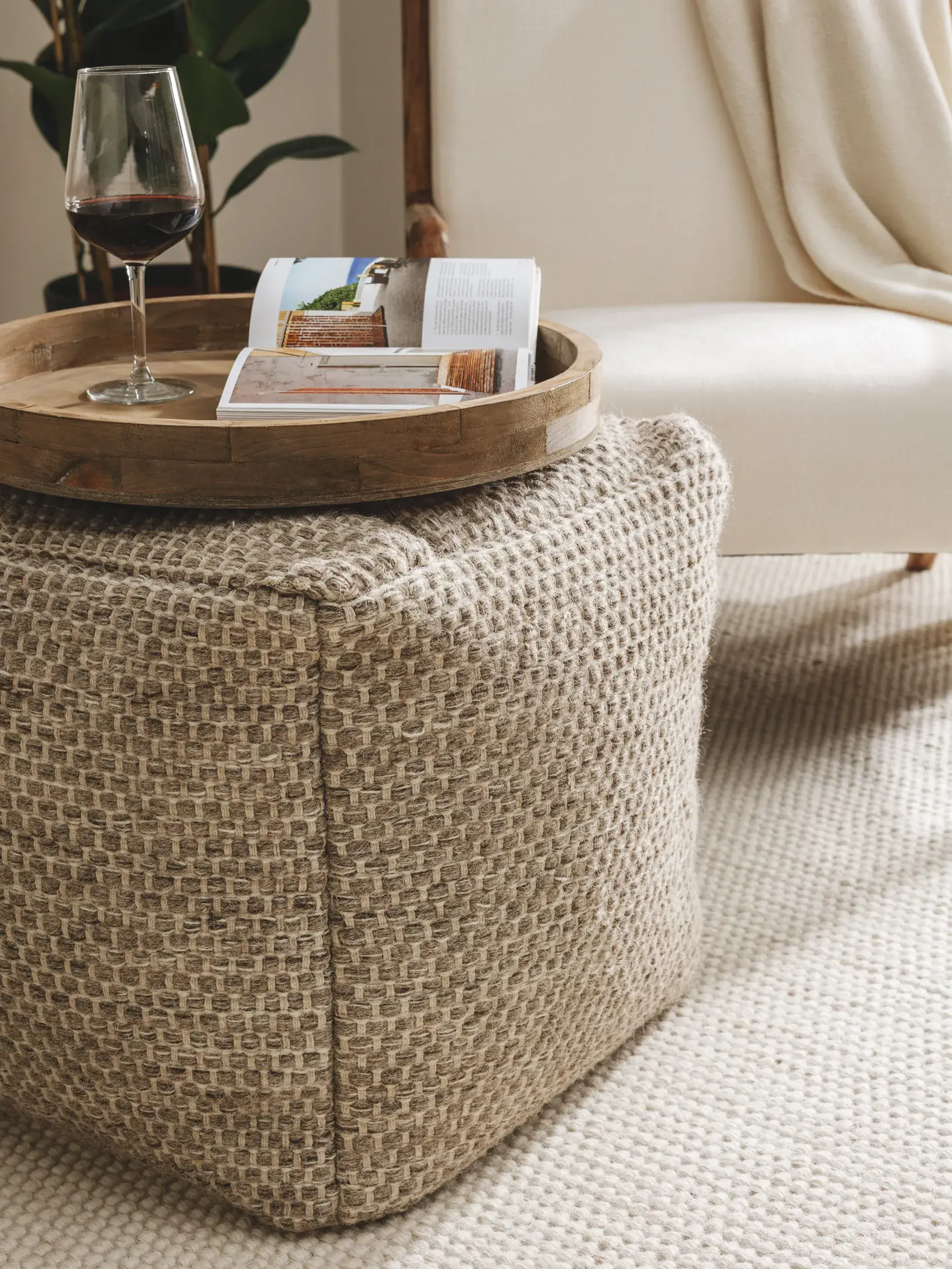 Handgefertigter Woll-Pouf Rocco Taupe im Design Einfarbig aus 80% Wolle, 20% Baumwolle von benuta Pure