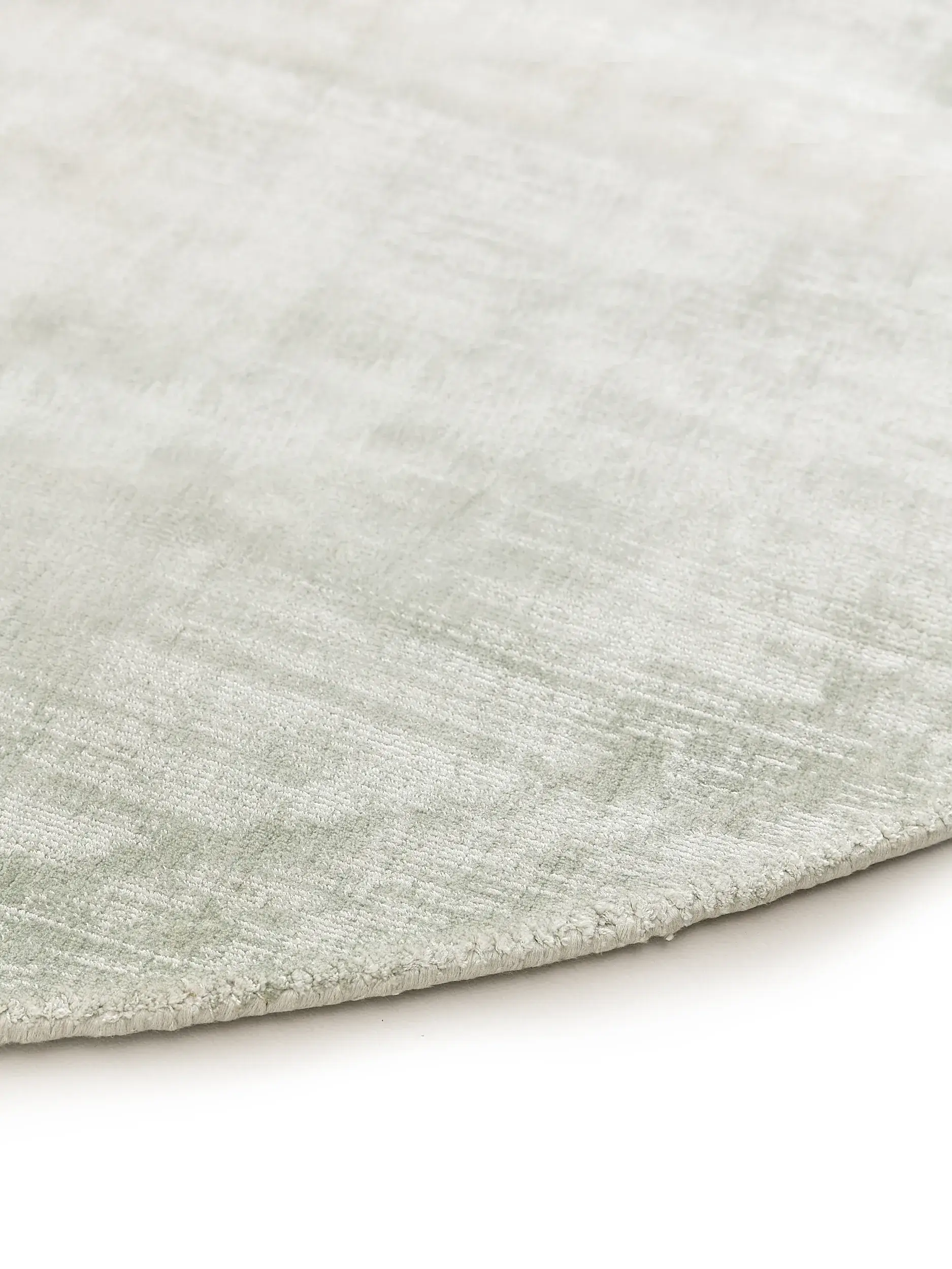 Teppich aus 100% Viskose in Grün mit 100% Viskose hohem Flor von benuta Pure