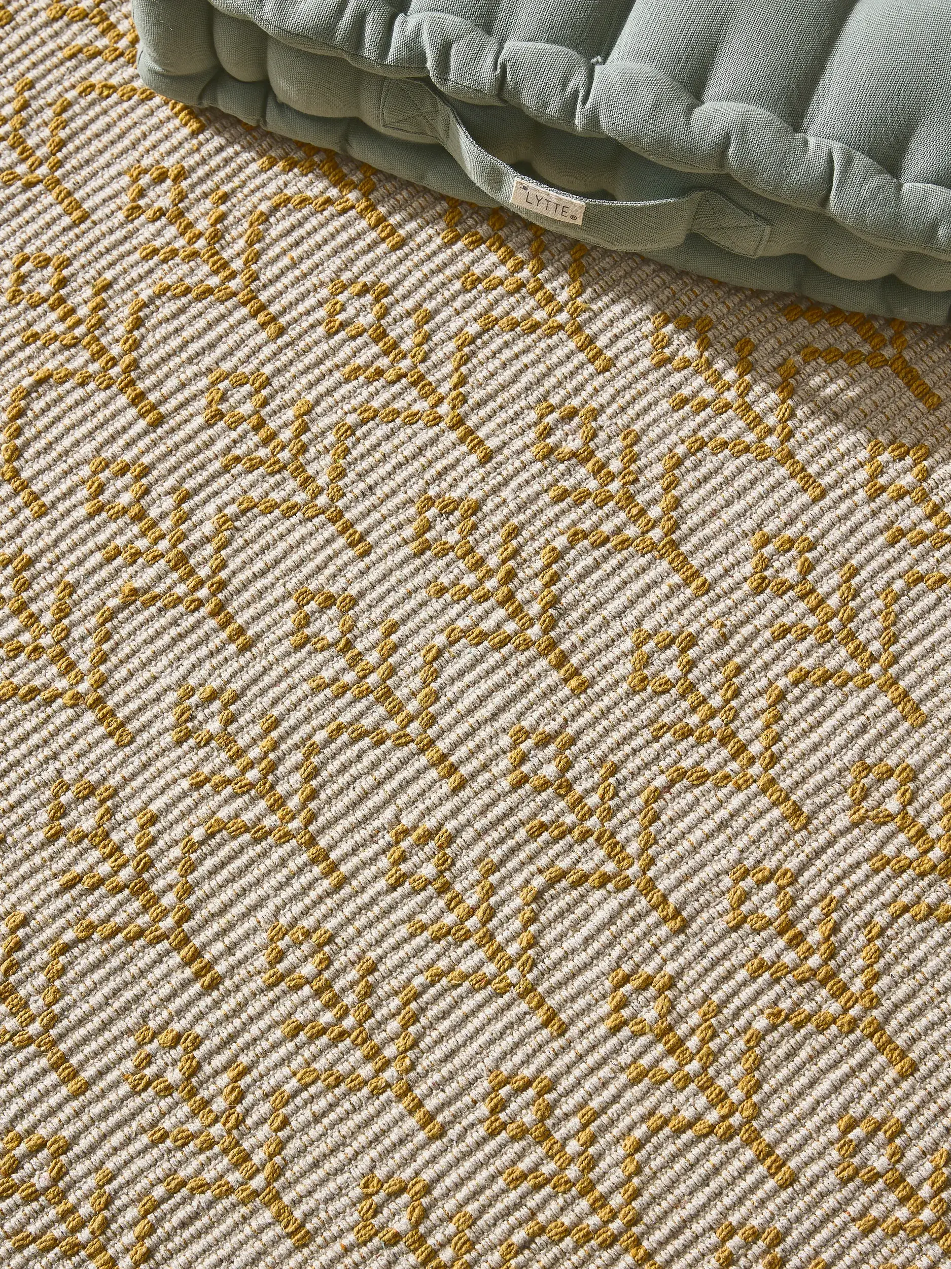 Alfombra de 60% Algodón (reciclado), 40% Poliéster en Amarillo con un pelo de {{Placeholder_Pile Height}} de altura de Lytte