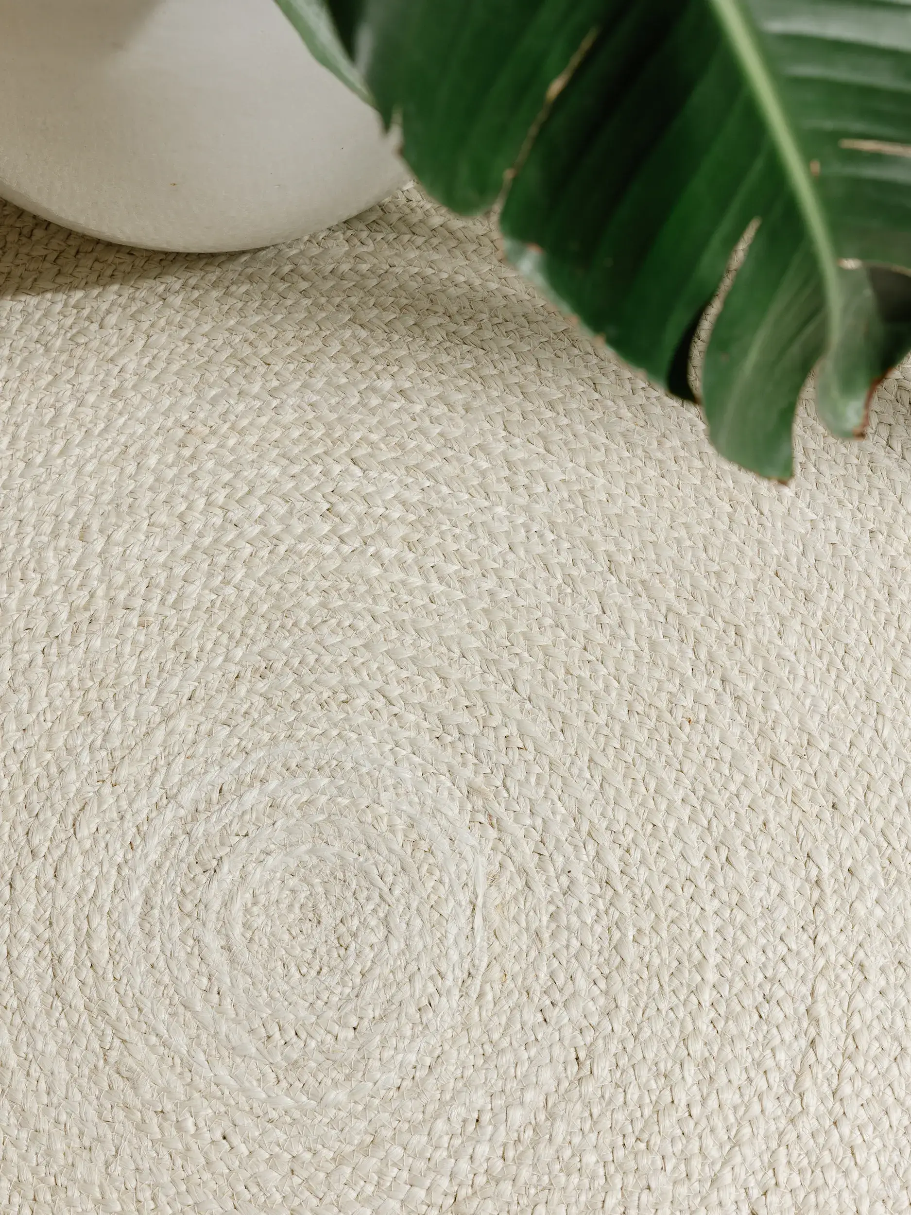 Teppich aus 100% Jute in Weiß mit 100% Jute hohem Flor von benuta Pure
