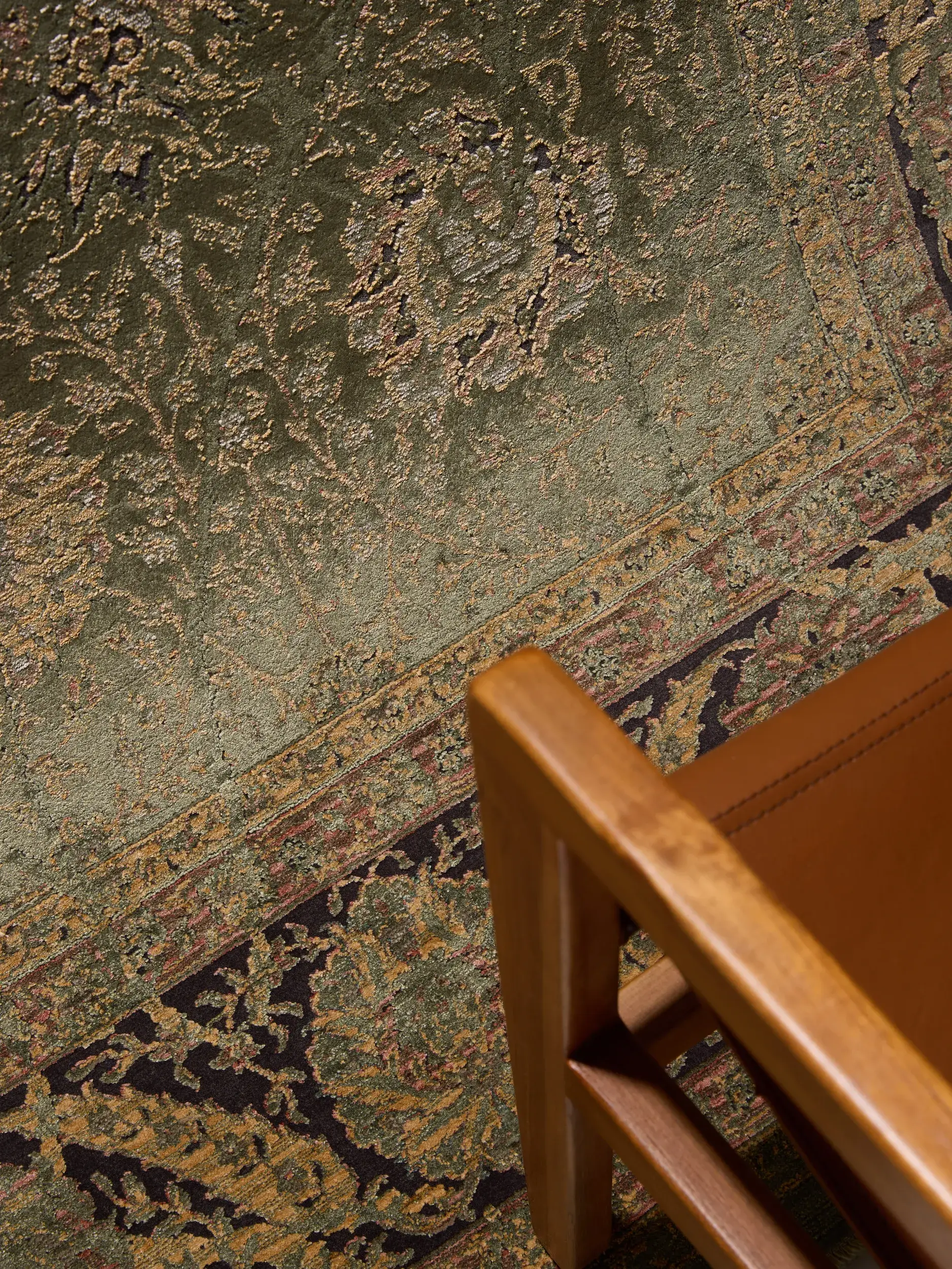 Teppich aus 56% Viskose, 30% Polyester, 14% Polyacryl in Grün mit 56% Viskose, 30% Polyester, 14% Polyacryl hohem Flor von benuta Finest