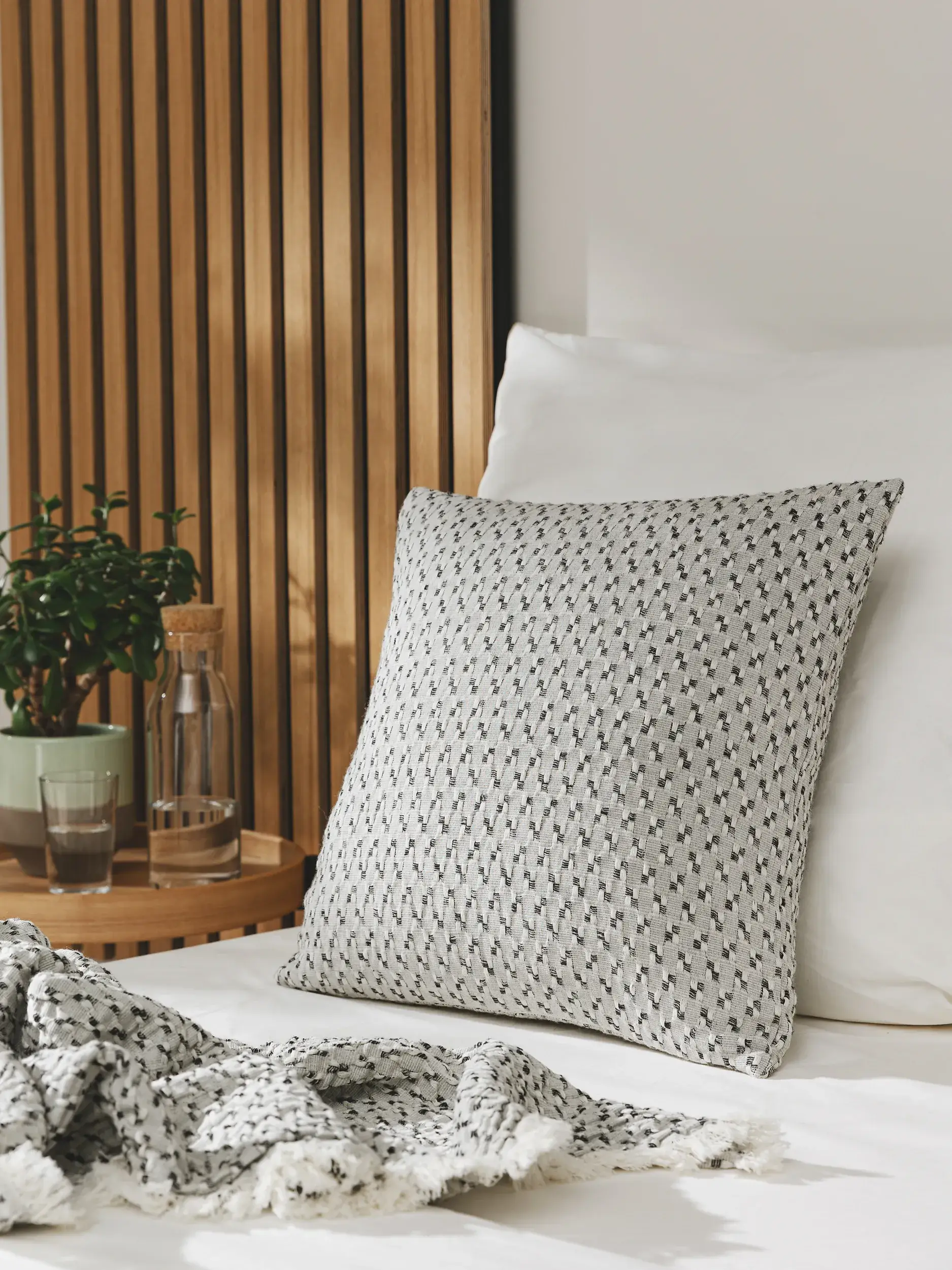 Kissenbezug Vanida Grau in Abstrakt design made of 50% Wool, 50% Cotton by benuta Pure