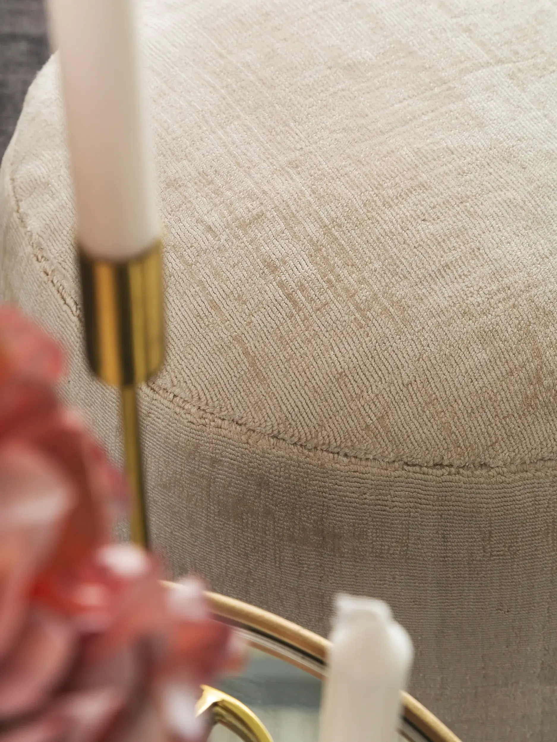 Pouf Nova Creme med Enfärgad-design i 100% Viskos från benuta pure