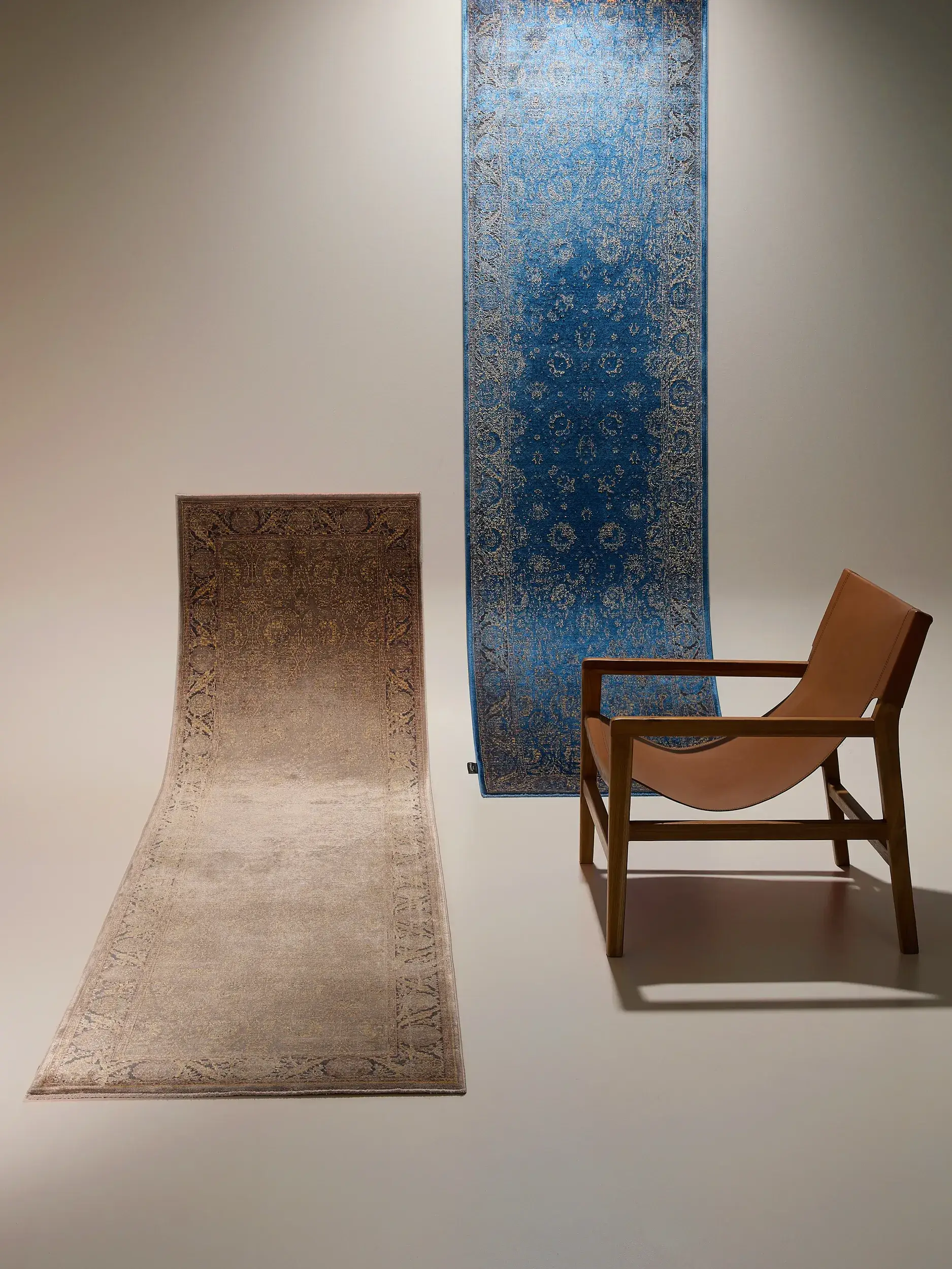 Teppich aus 56% Viskose, 30% Polyester, 14% Polyacryl in Blau mit 56% Viskose, 30% Polyester, 14% Polyacryl hohem Flor von benuta Finest