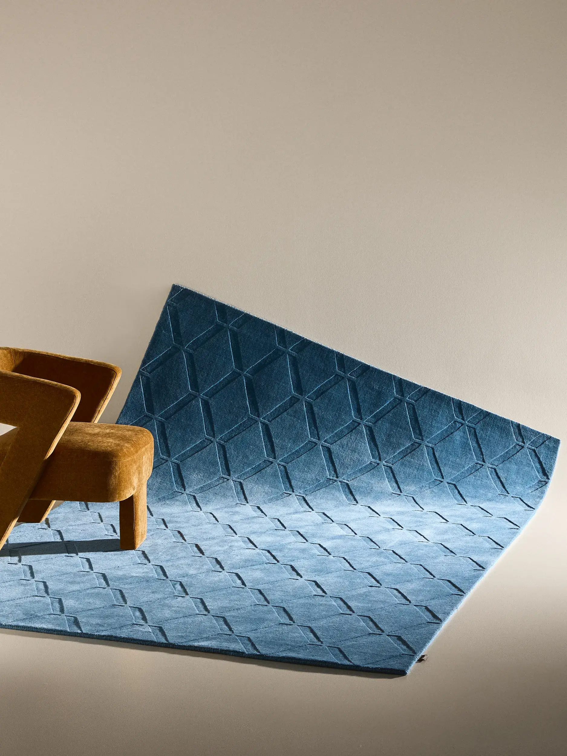 Teppich aus 50% Wolle, 50% Viskose in Blau mit 50% Wolle, 50% Viskose hohem Flor von benuta Finest