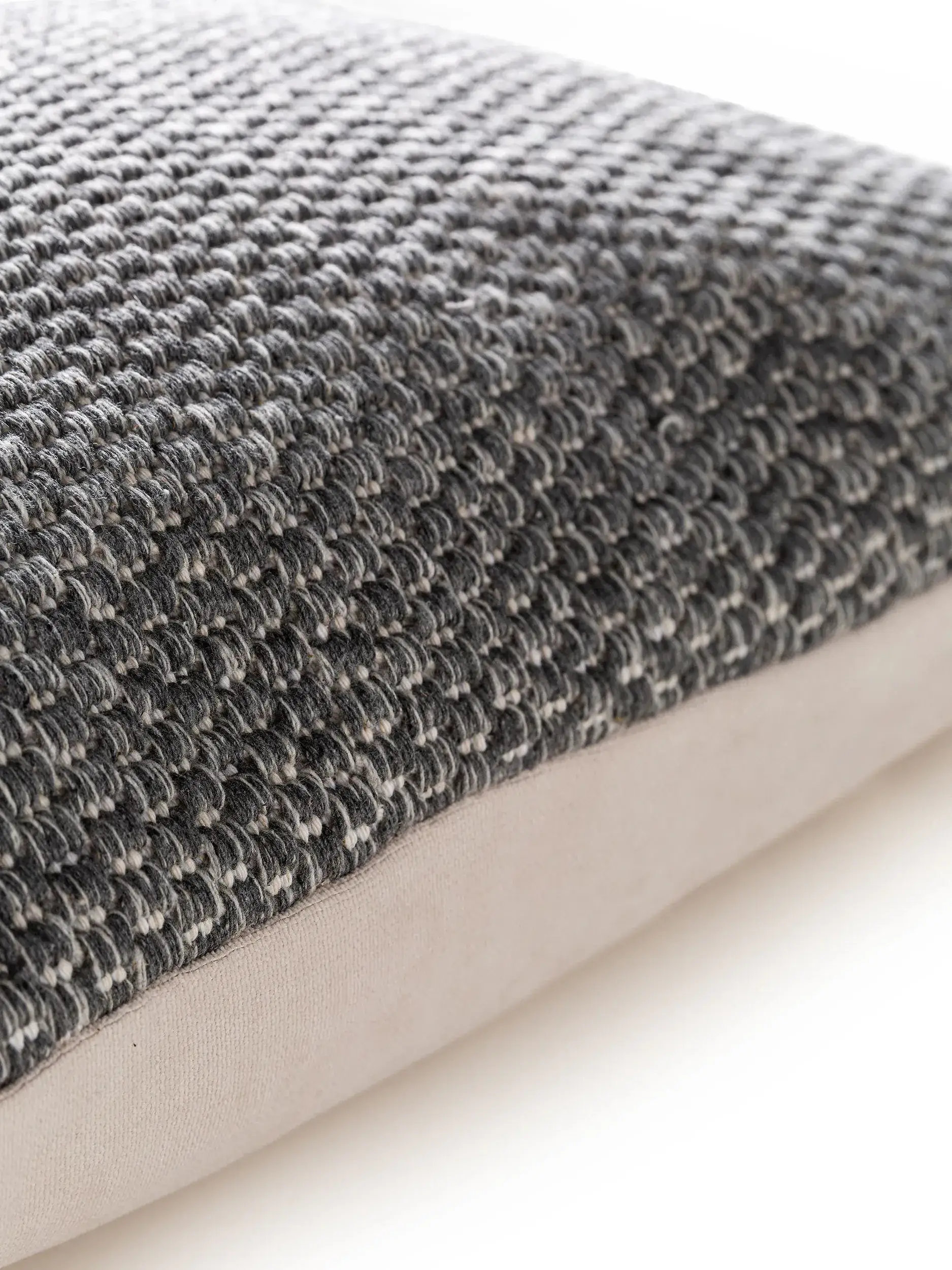 Kissenbezug Bora Anthrazit im Design Einfarbig aus 100% Baumwolle von benuta Nest