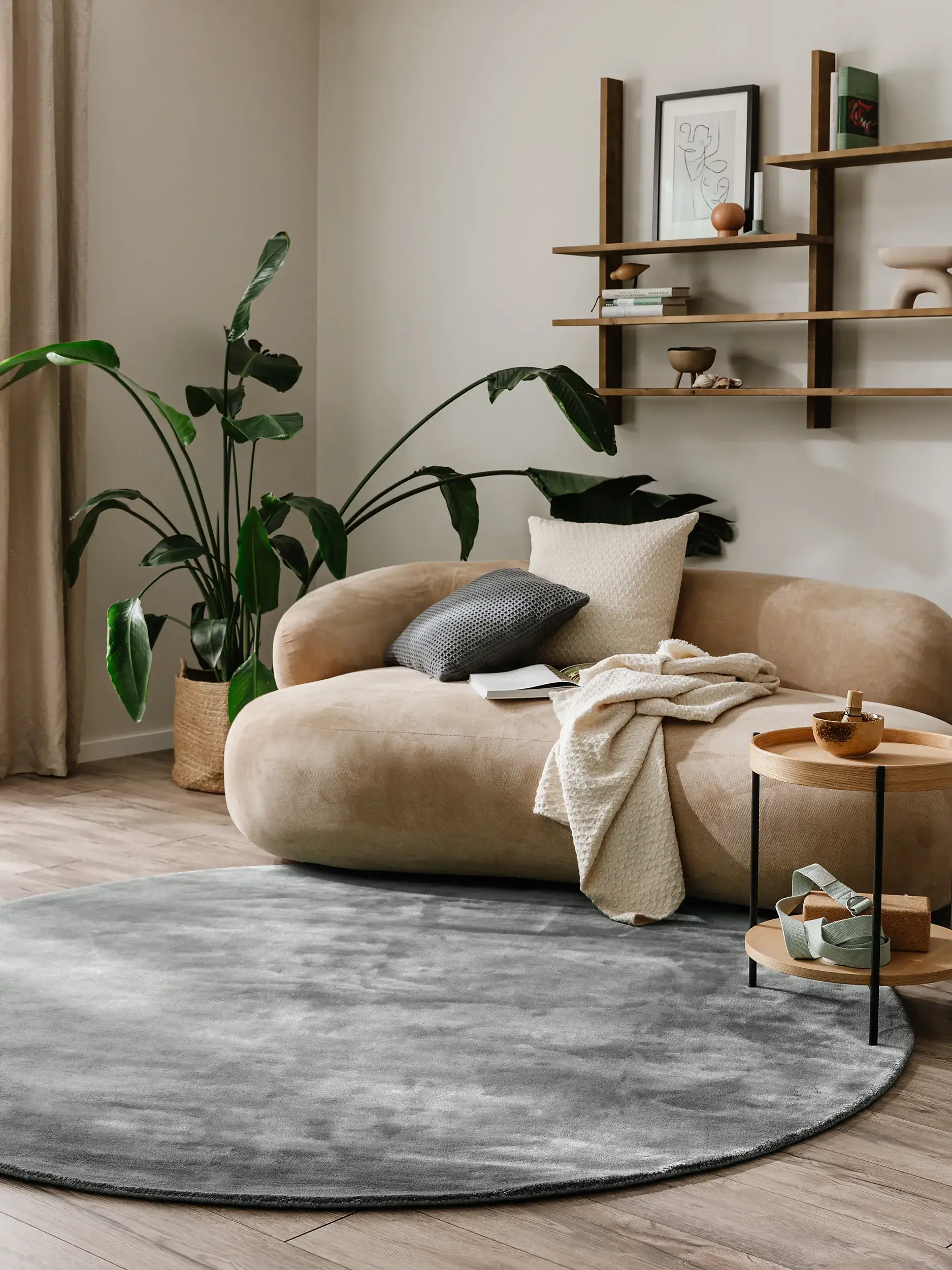 Teppich aus 100% Viskose in Beige mit 100% Viskose hohem Flor von benuta Pure