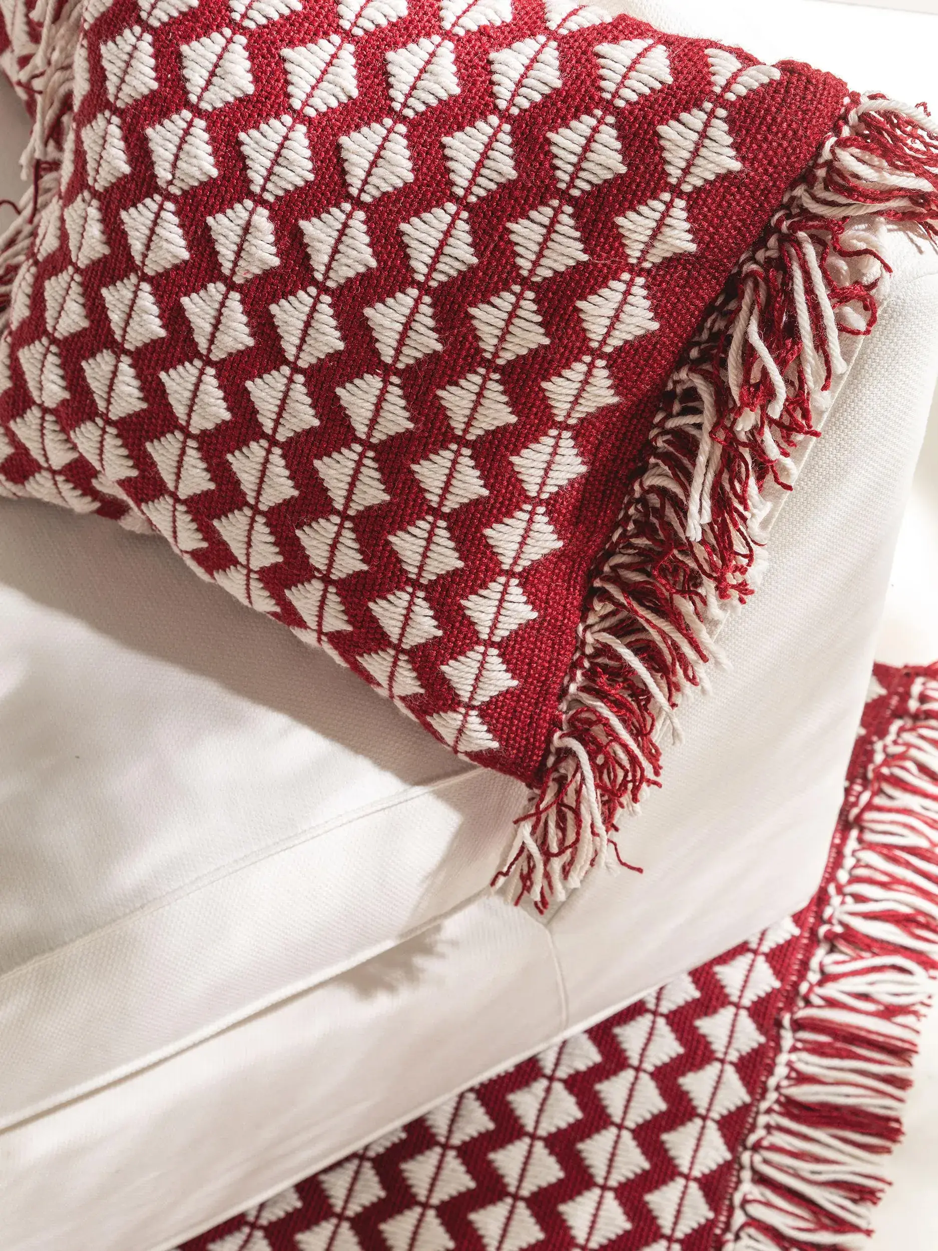 In- & Outdoor Kissen Morty Rot im Design Geometrisch aus 100% Polyester (recyceltes PET) von benuta Pure