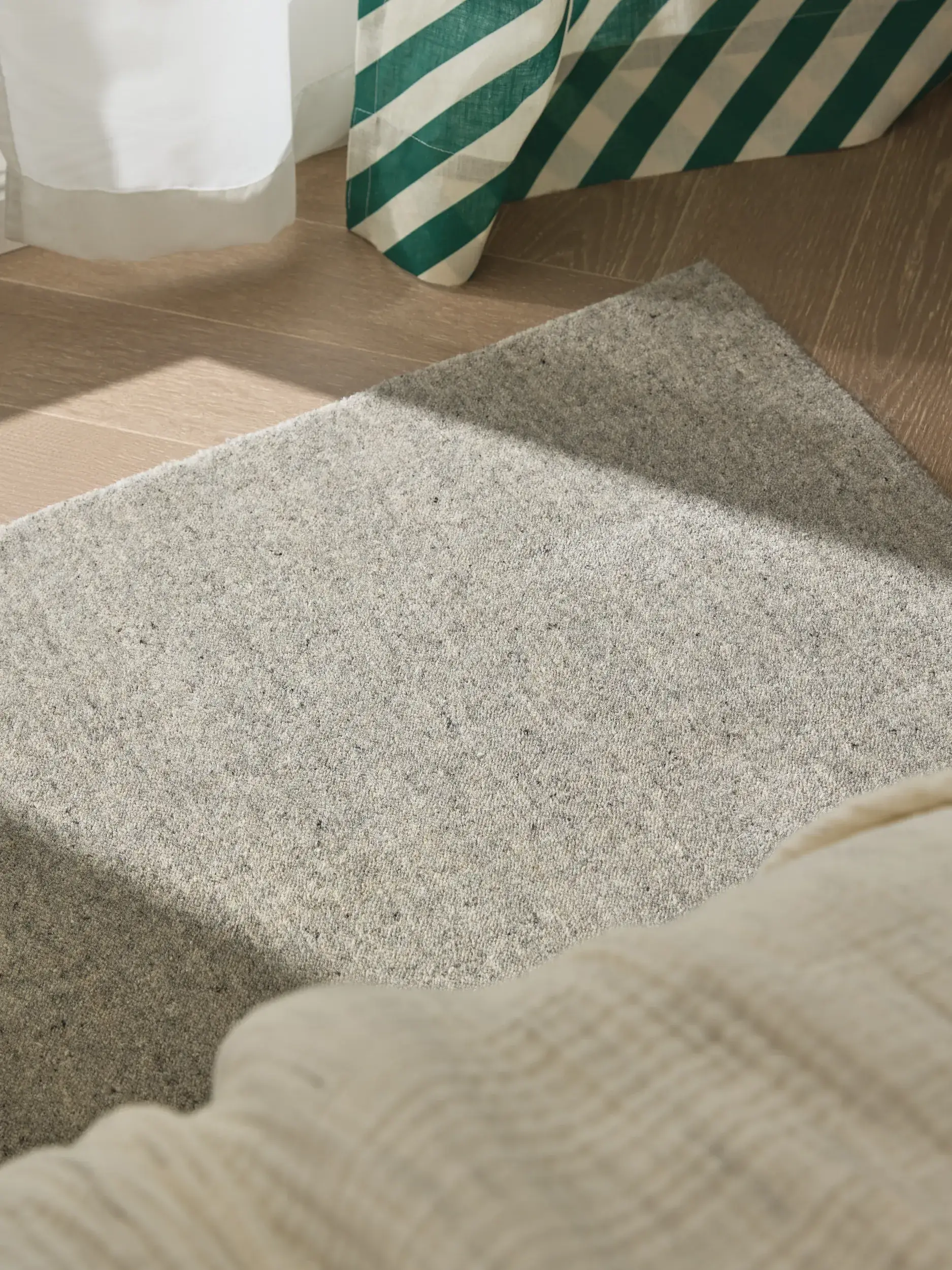 Teppich aus 100% Wolle in Grau mit 100% Wolle hohem Flor von benuta Pure