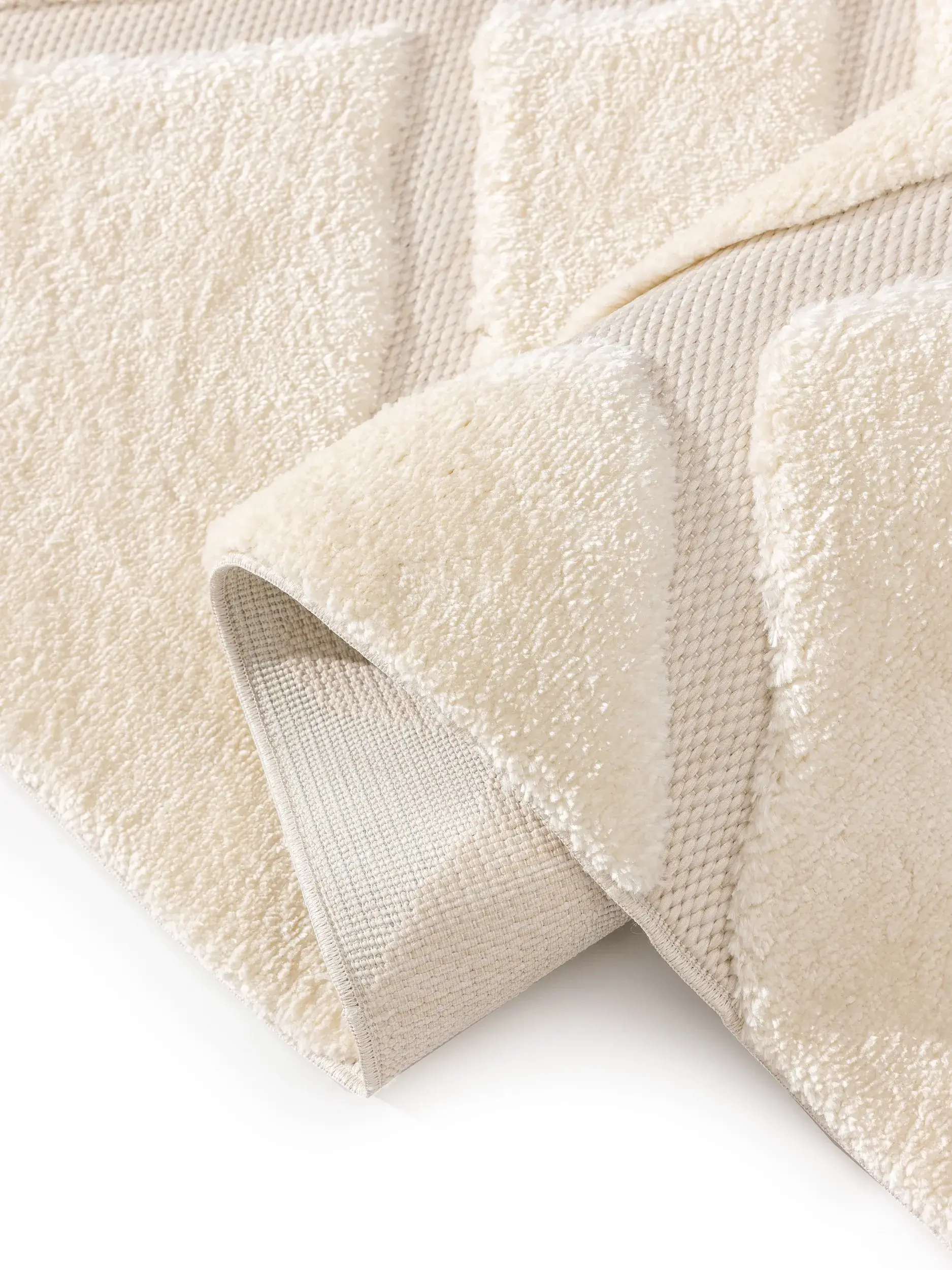 Teppich aus 63% Polyester, 37% Polypropylen in Weiß mit 63% Polyester, 37% Polypropylen hohem Flor von benuta Basic