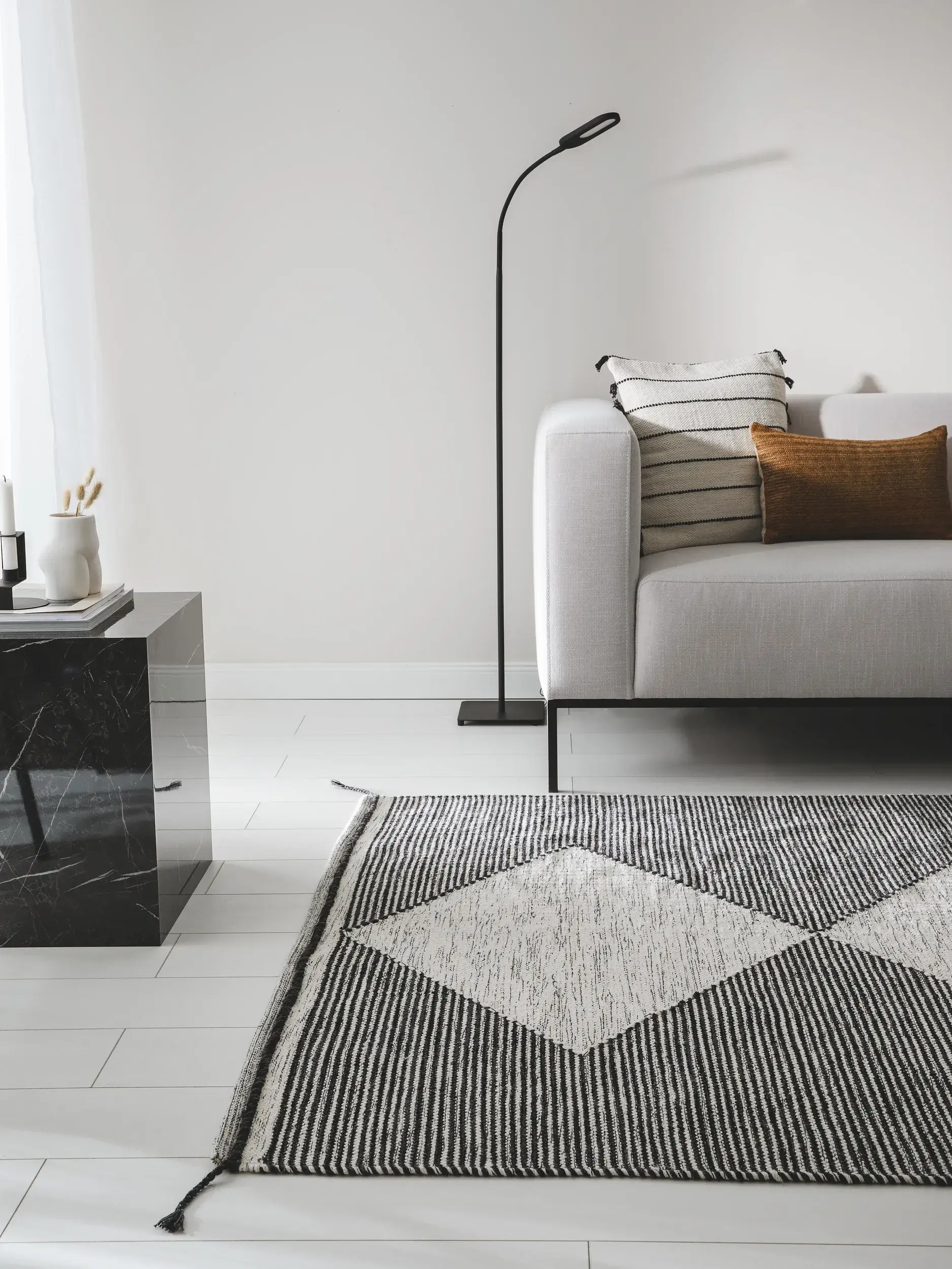 Teppich Nahla aus 50% Wolle, 50% Baumwolle in Schwarz/Weiß von benuta Pure