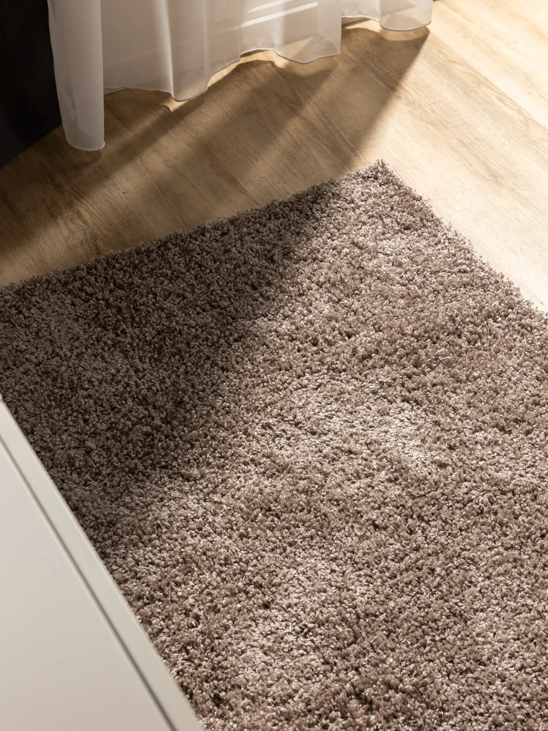 Teppe av 100% Polypropylen i Taupe med 100% Polypropylen høy lugg fra benuta Basic