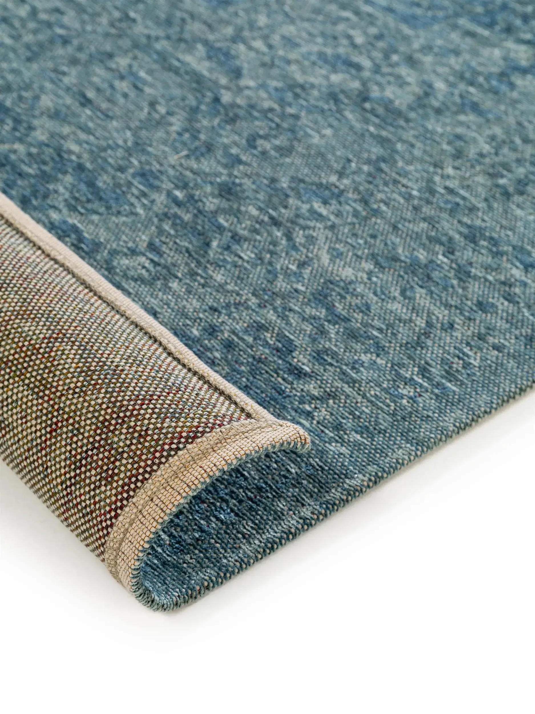 Teppich aus 41% Baumwolle, 32% Polyacryl, 26% Polyester, 1% Latex in Blau mit 41% Baumwolle, 32% Polyacryl, 26% Polyester, 1% Latex hohem Flor von benuta Pop