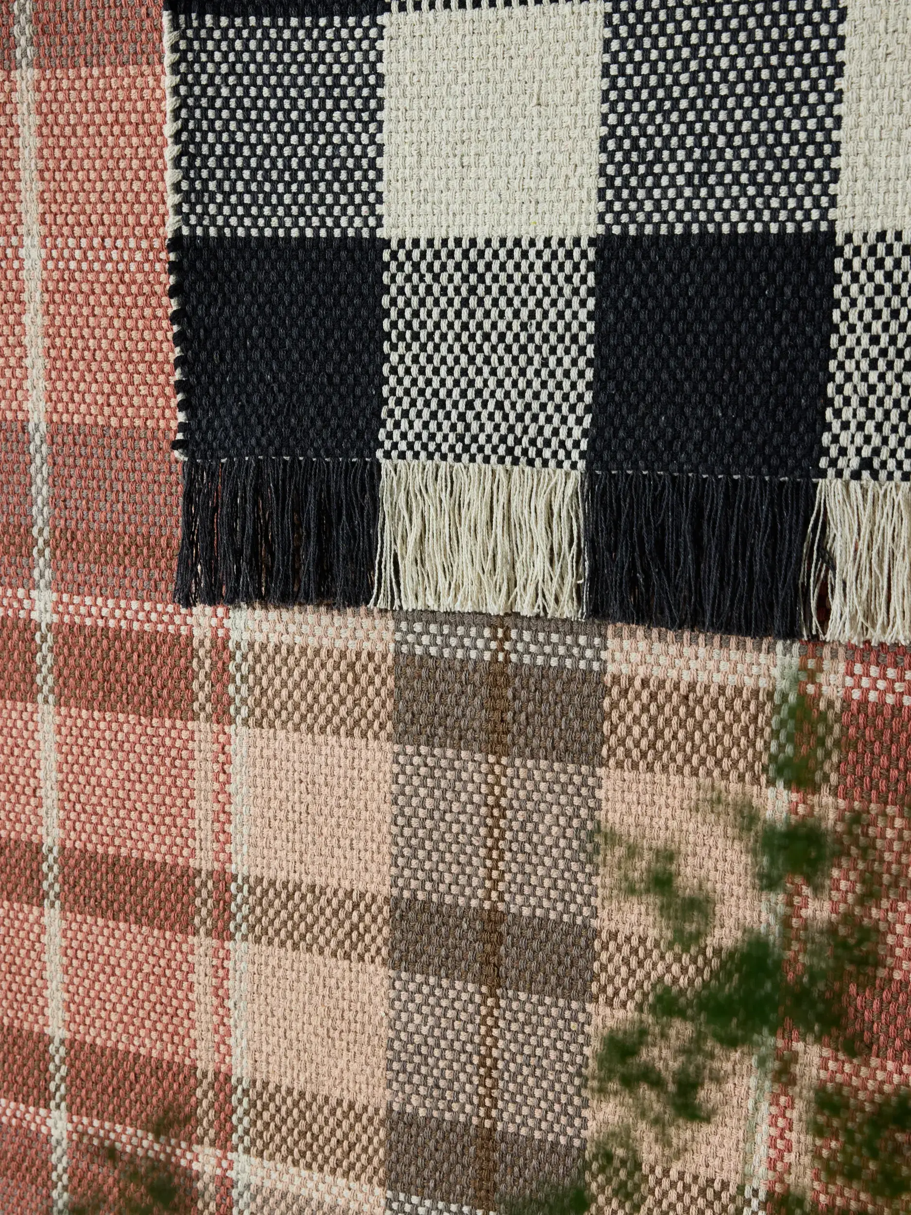 Teppich aus 100% Baumwolle in Schwarz/Weiß mit 100% Baumwolle hohem Flor von benuta Pop