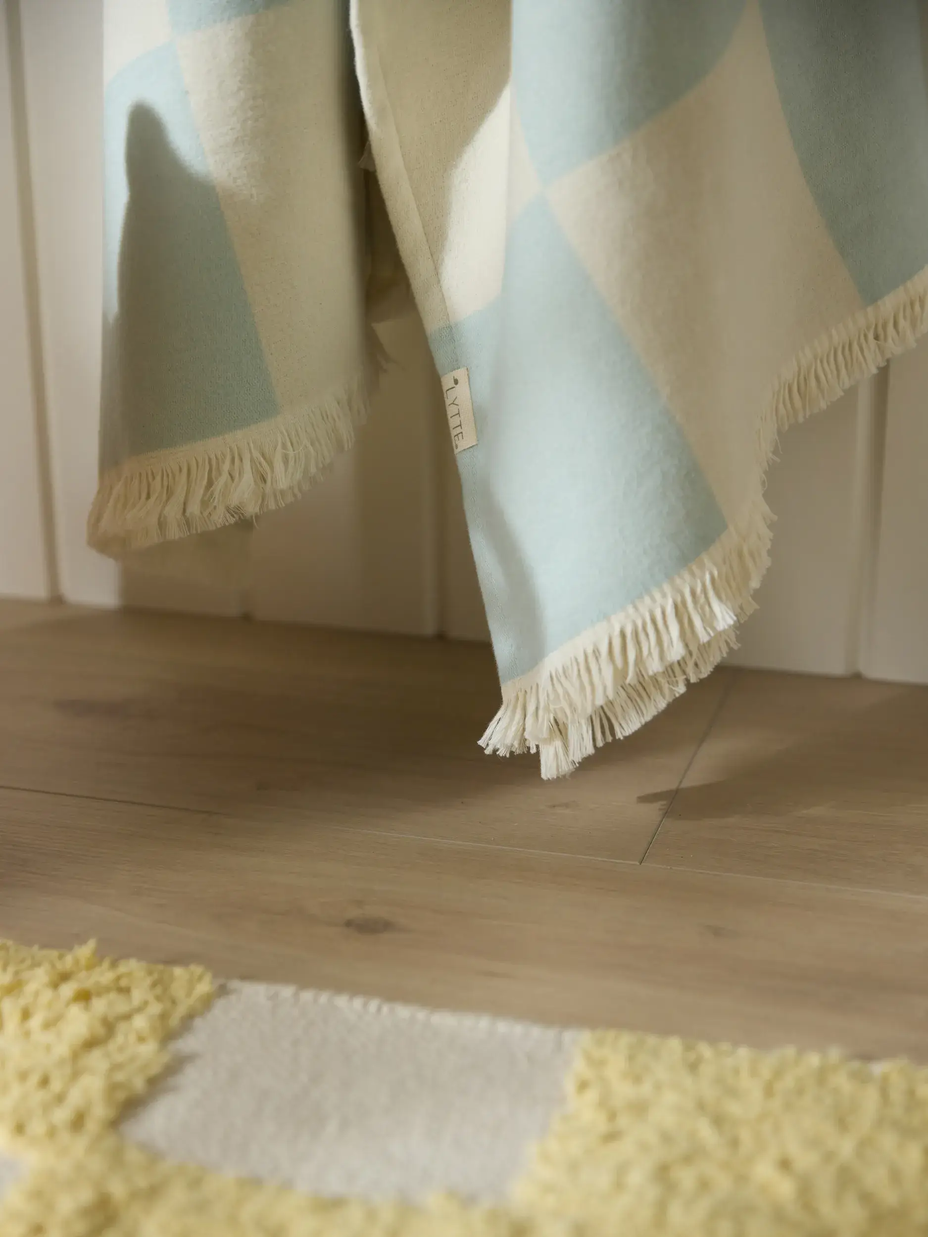 Baumwolldecke Caro Blau im Design Geometrisch aus  von Lytte
