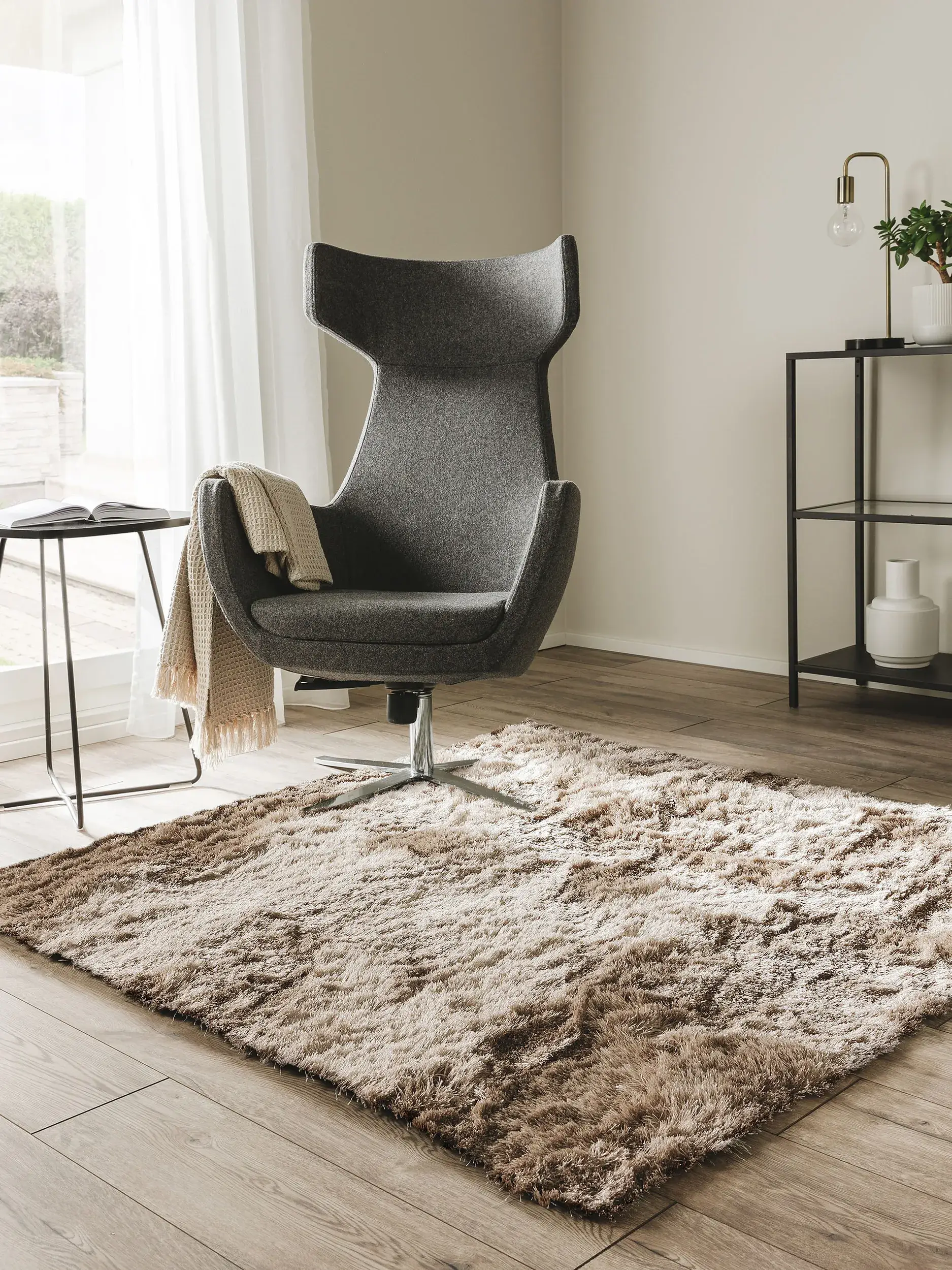 Teppich aus 100% Polyester in Braun mit 100% Polyester hohem Flor von benuta Nest