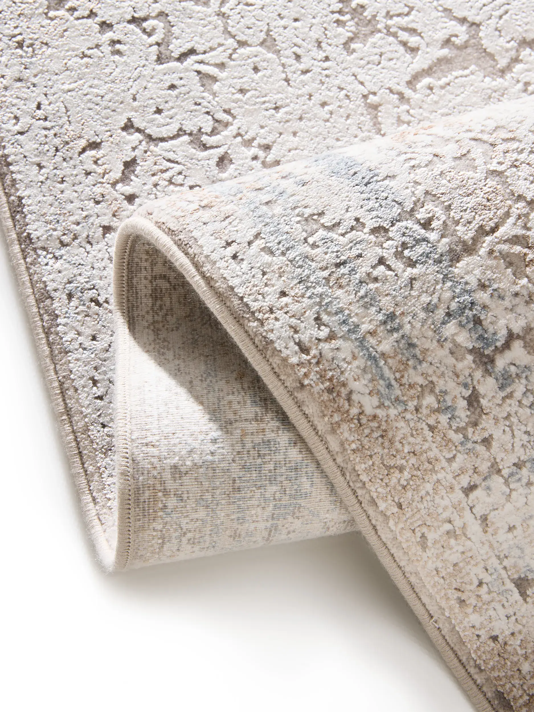 Teppich aus 89% Viskose, 11% Polyacryl in Grau mit 89% Viskose, 11% Polyacryl hohem Flor von benuta Finest