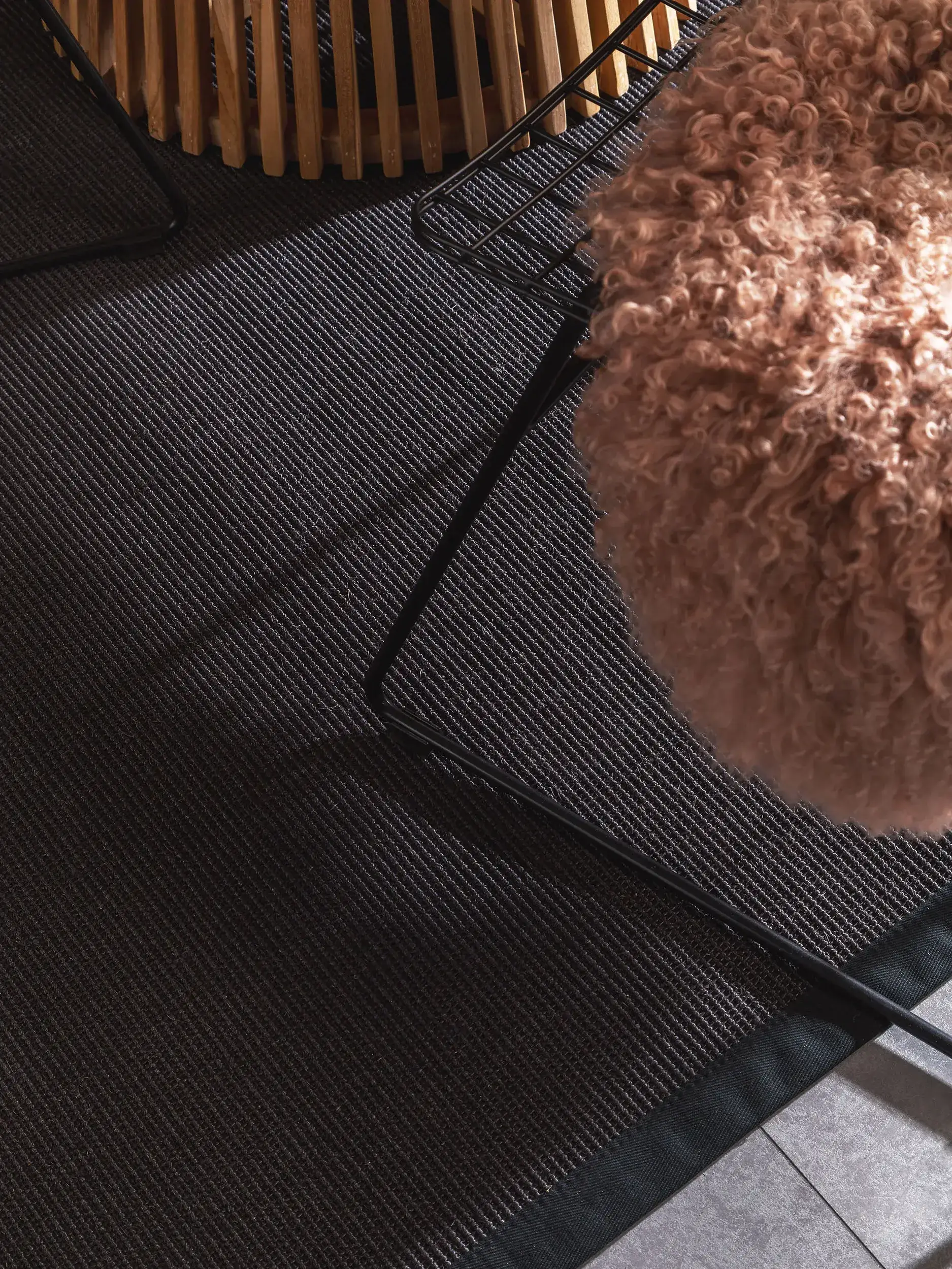 Matta av 100% Sisal i Svart med 100% Sisal hög lugg från benuta nest
