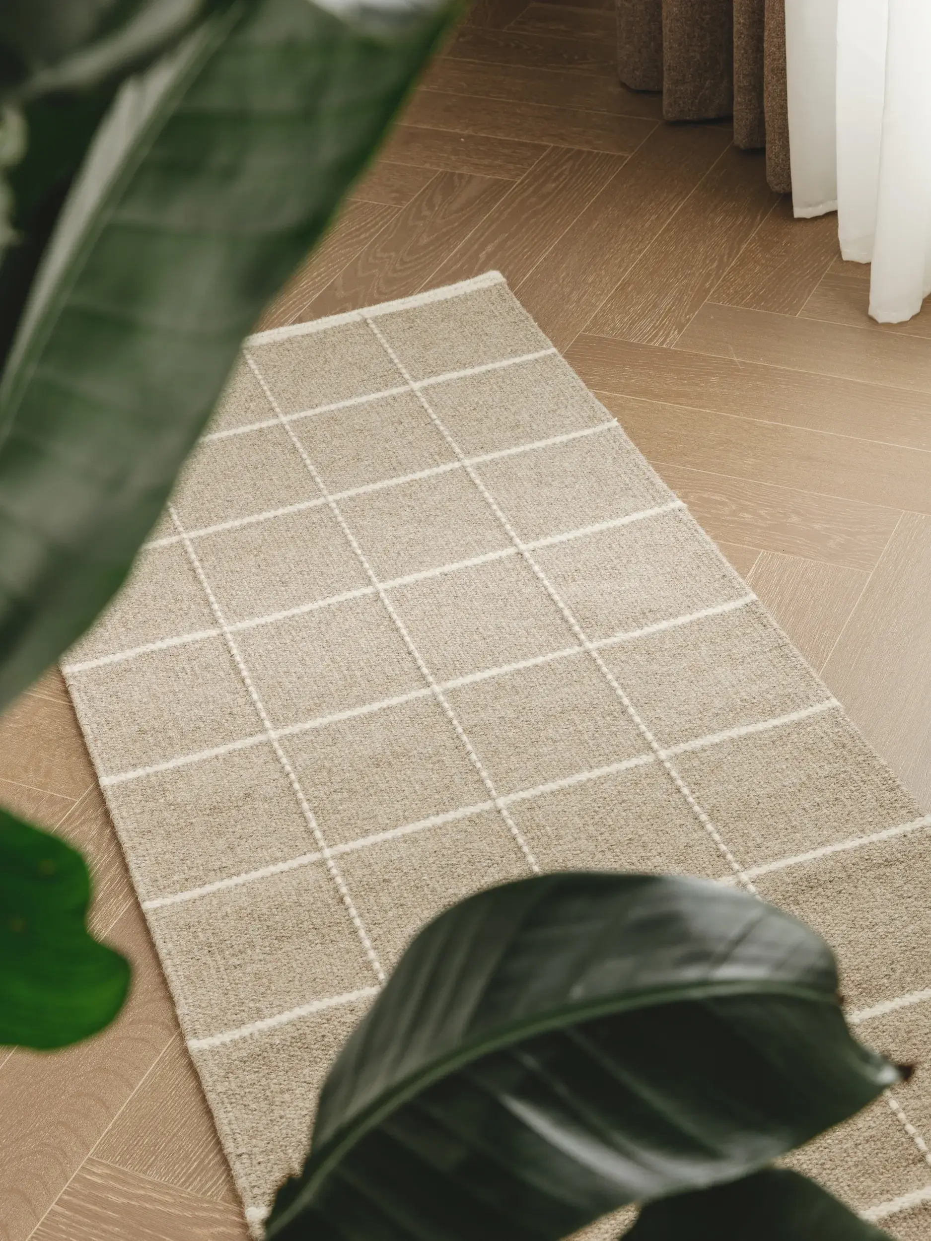 Matto 90% Wolle, 10% Baumwollea värissä Taupe 90% Wolle, 10% Baumwolle korkealla nukalla merkiltä benuta Pure