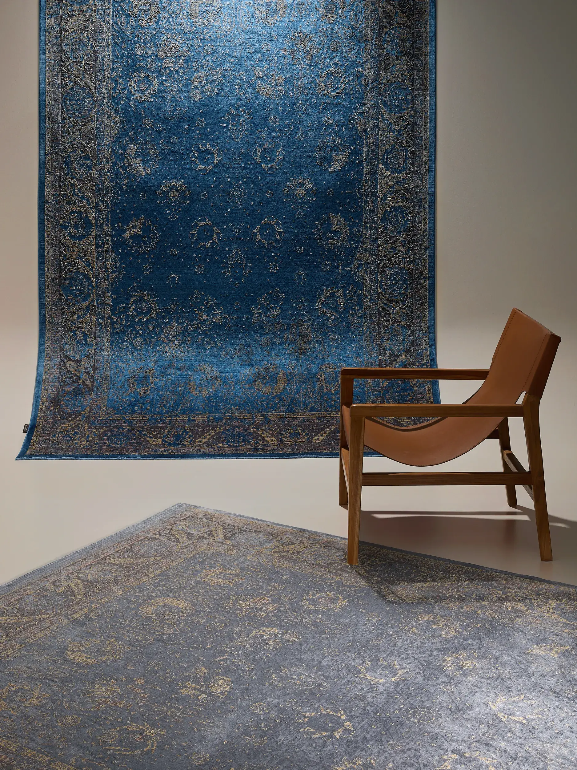 Teppich aus 56% Viskose, 30% Polyester, 14% Polyacryl in Blau mit 56% Viskose, 30% Polyester, 14% Polyacryl hohem Flor von benuta Finest