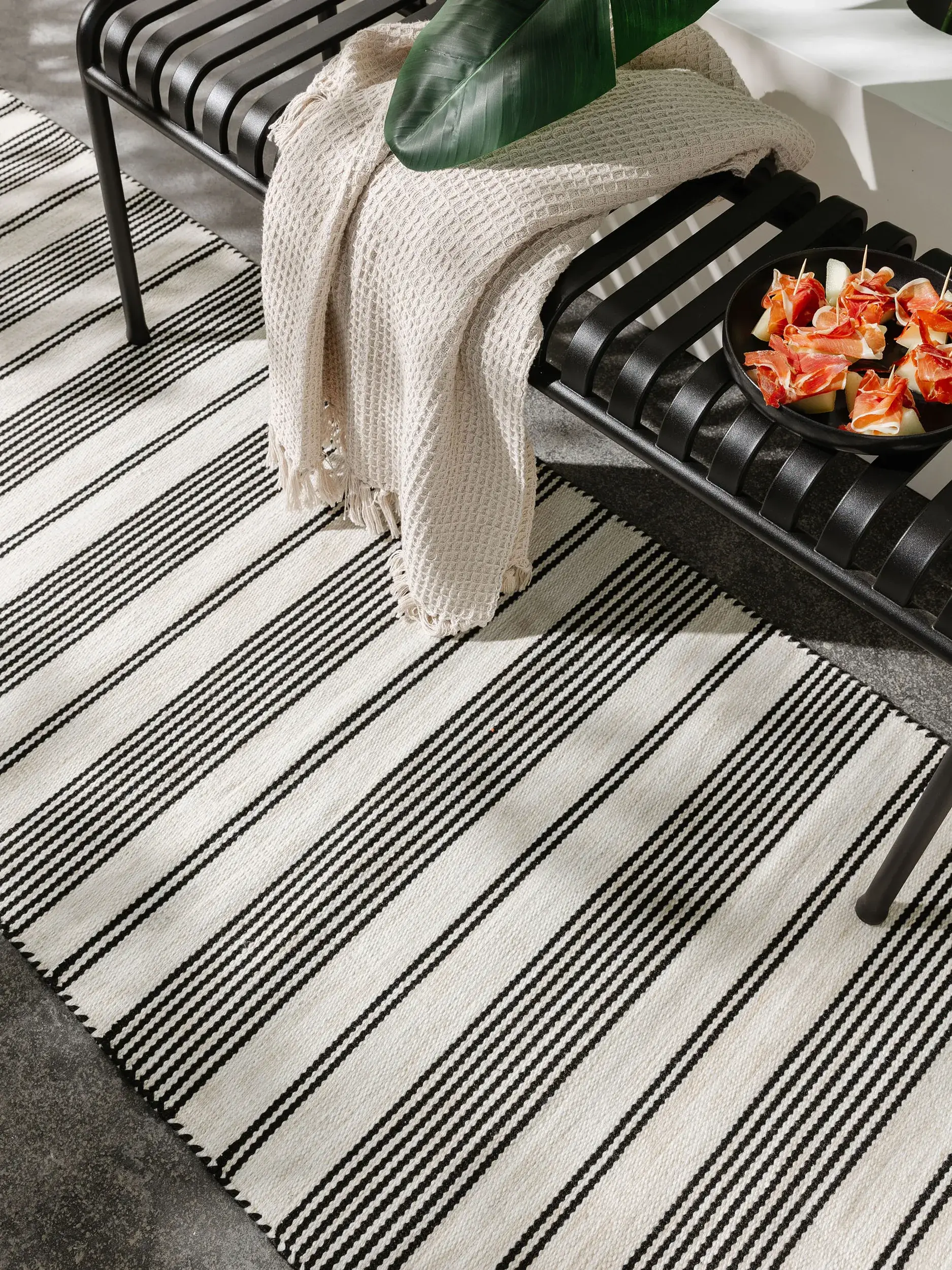 Teppich Rida aus 100% Polyester (recyceltes PET) in Schwarz von benuta Nest