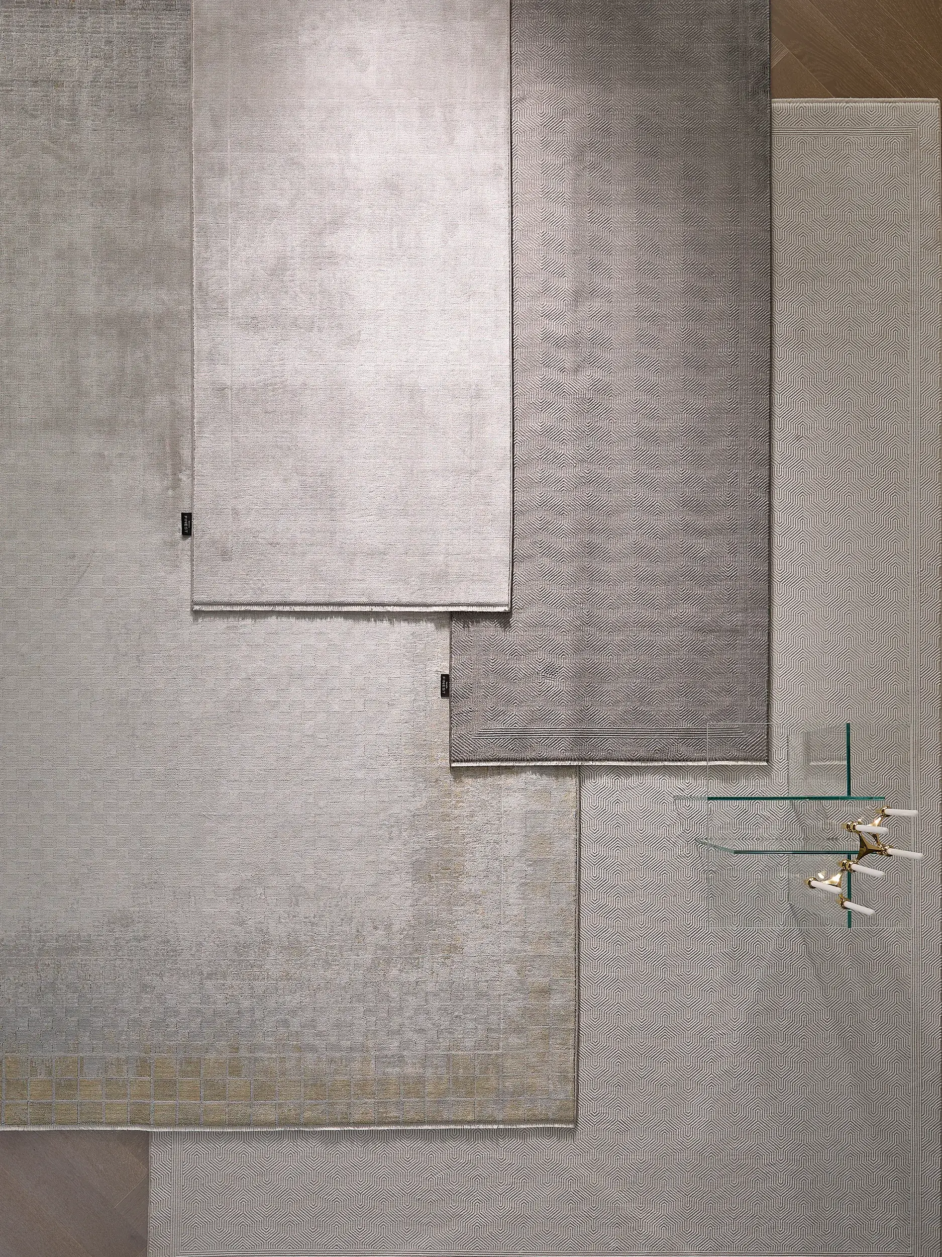 Teppich aus 60% Viskose, 40% Polyacryl (Chenille) in Grau mit 60% Viskose, 40% Polyacryl (Chenille) hohem Flor von benuta Finest