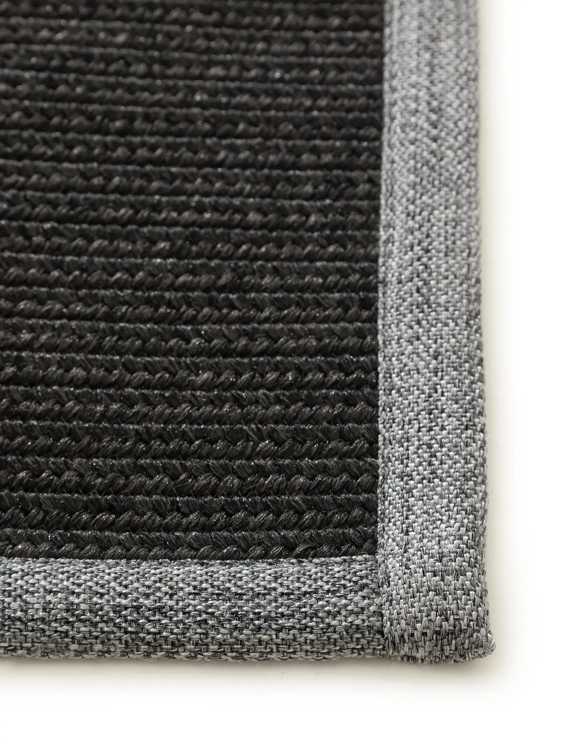 Matto 80% Polypropylen, 20% Polyestera värissä Schwarz 80% Polypropylen, 20% Polyester korkealla nukalla merkiltä benuta Nest