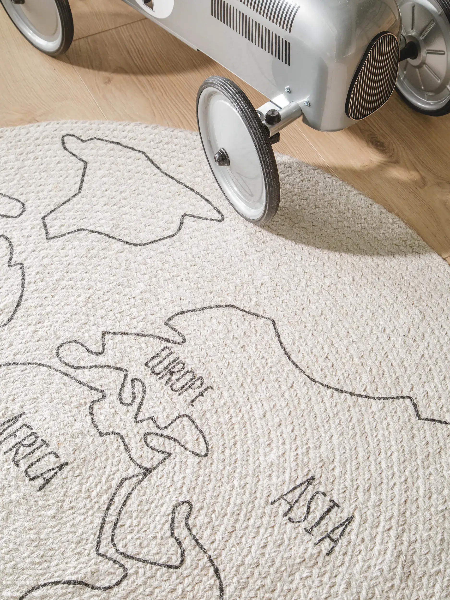 Teppich World Map aus 100% Jute in Schwarz/Weiß von Lytte