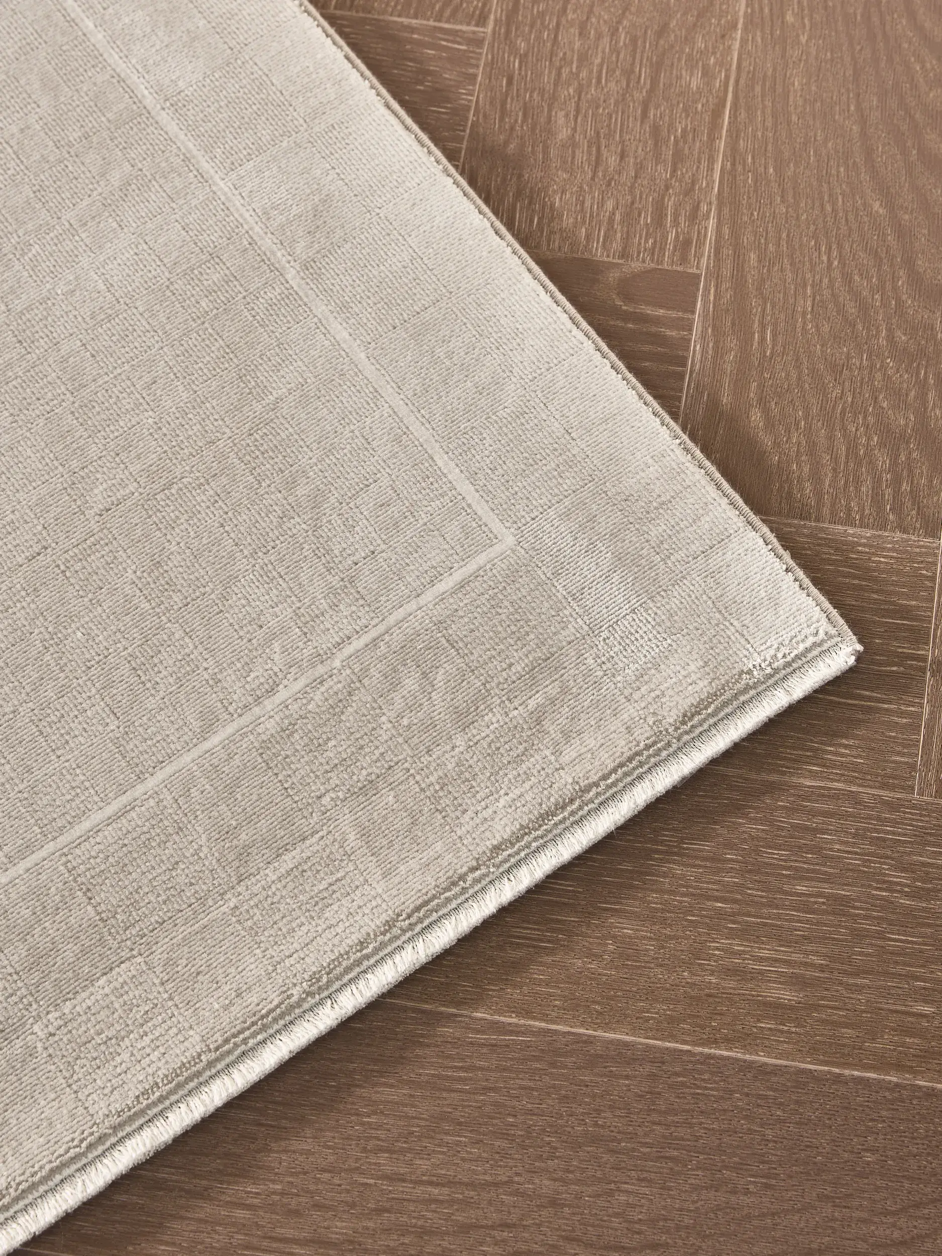 Teppich aus 60% Viskose, 40% Polyacryl (Chenille) in Beige mit 60% Viskose, 40% Polyacryl (Chenille) hohem Flor von benuta Finest