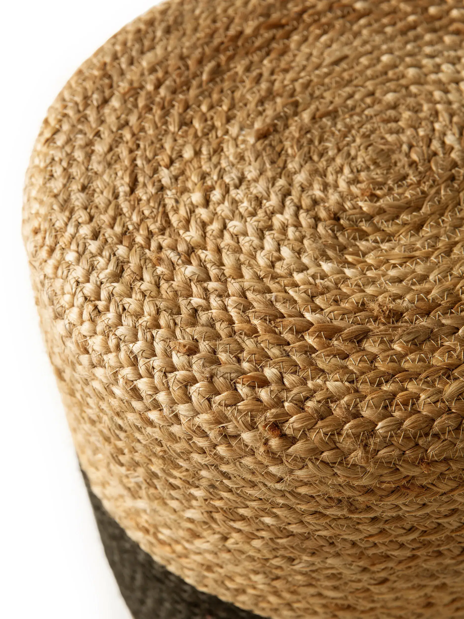 Handgefertigter Jute-Pouf Jutta Hellbraun/Schwarz in Einfarbig design made of 100% Jute by benuta Pure
