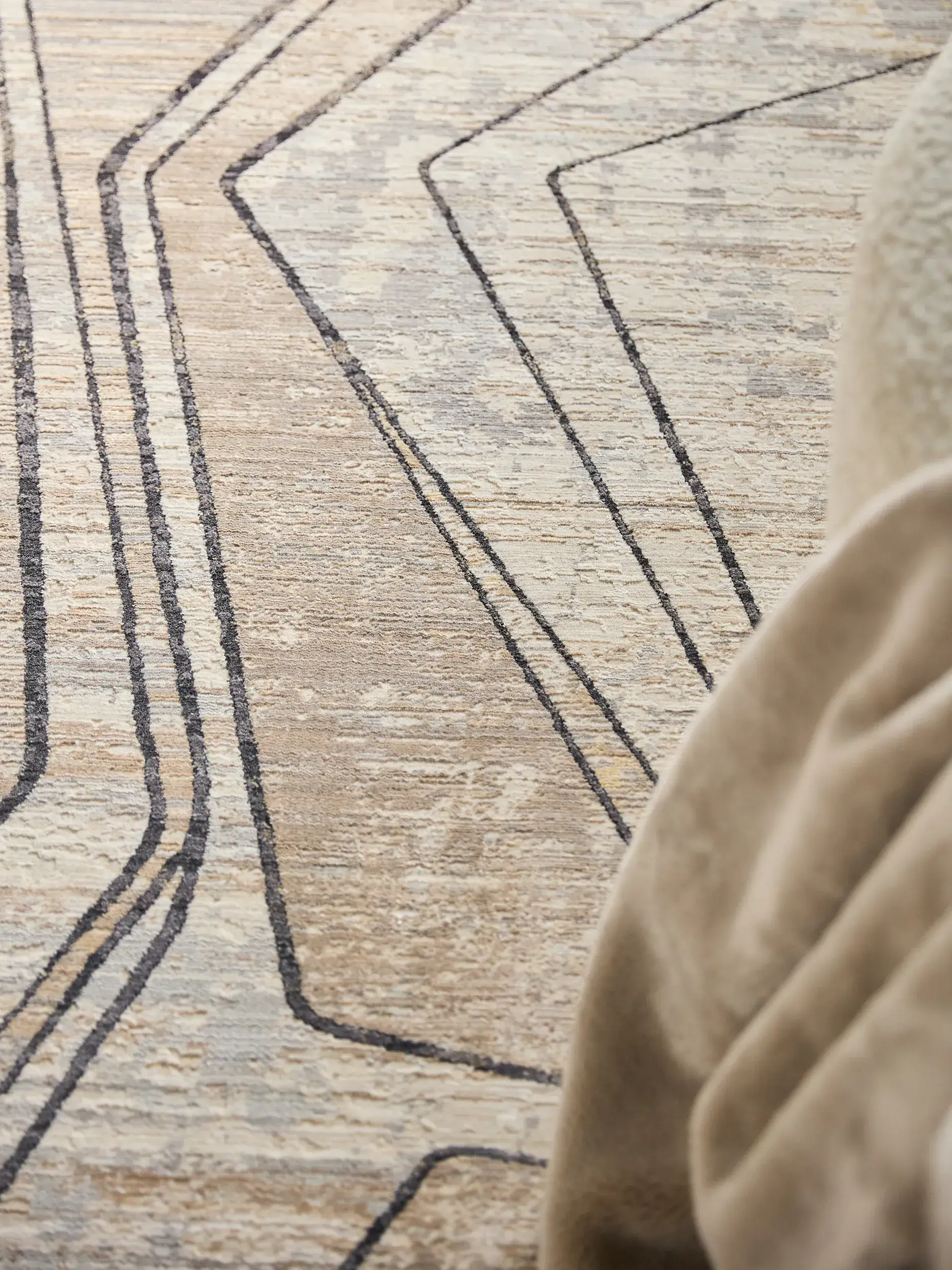 Tapis Nero en 85% Polyester, 15% Viscose en Beige de benuta Finest