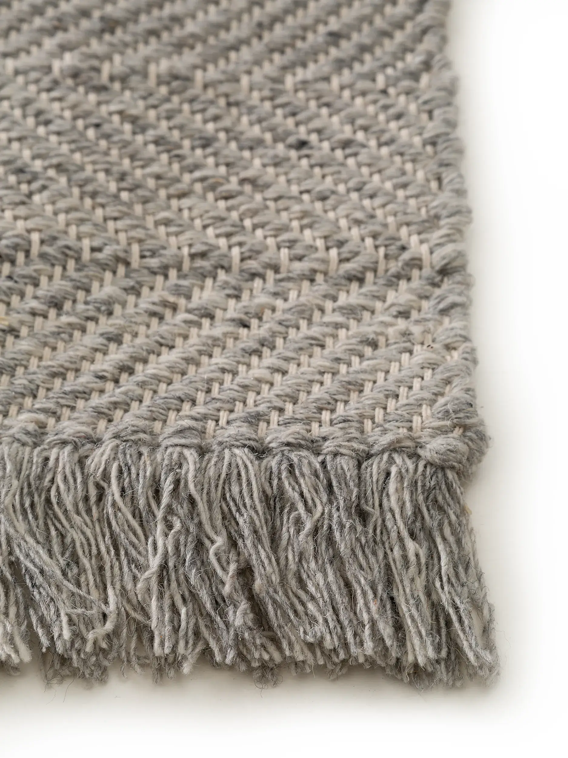 Teppich aus 60% Wolle, 20% Baumwolle, 20% Polyester in Grau mit 60% Wolle, 20% Baumwolle, 20% Polyester hohem Flor von benuta Pure