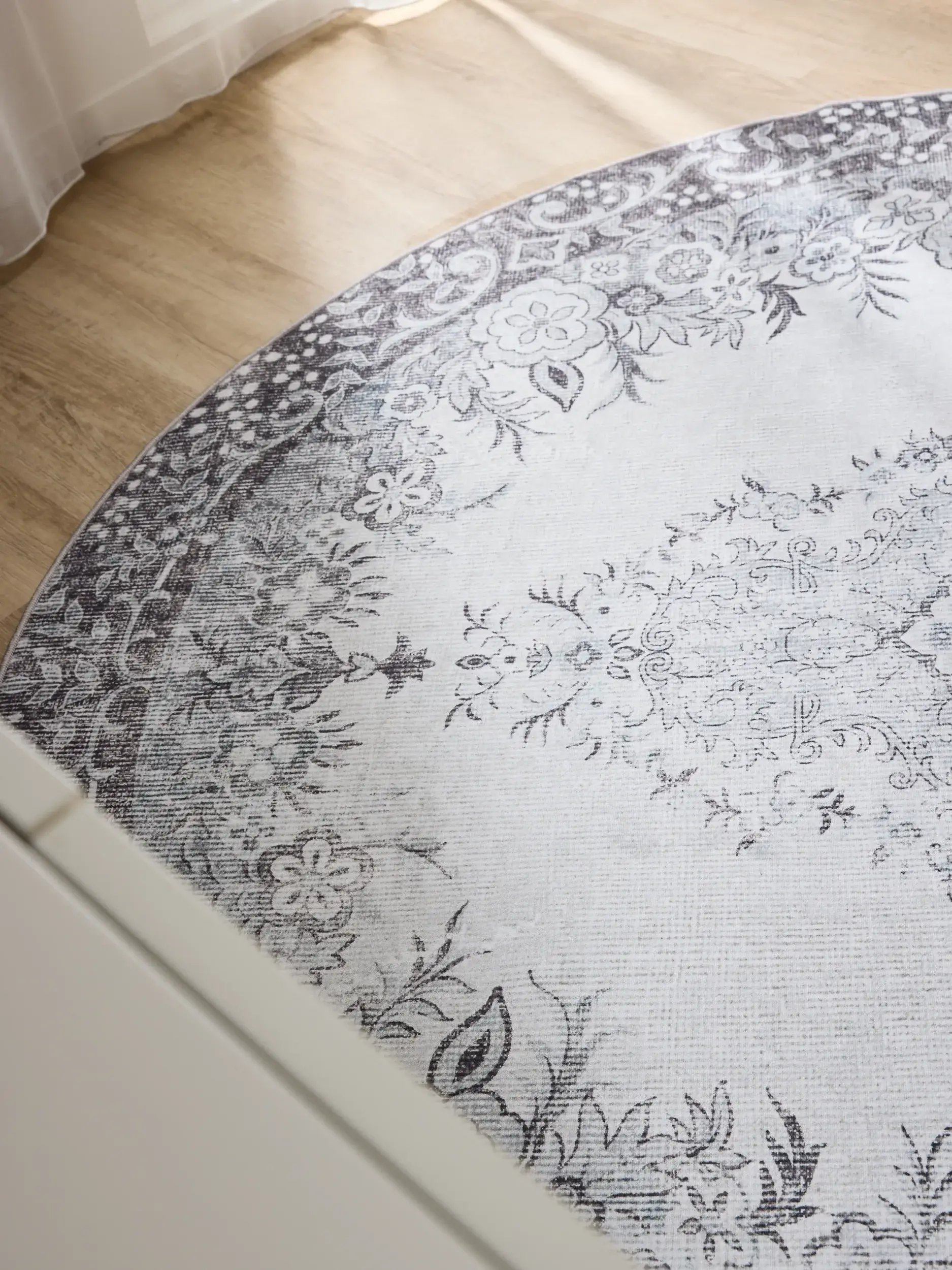 Rug made of 100% Polyester in Black with a 100% Polyester high pile by benuta Basic