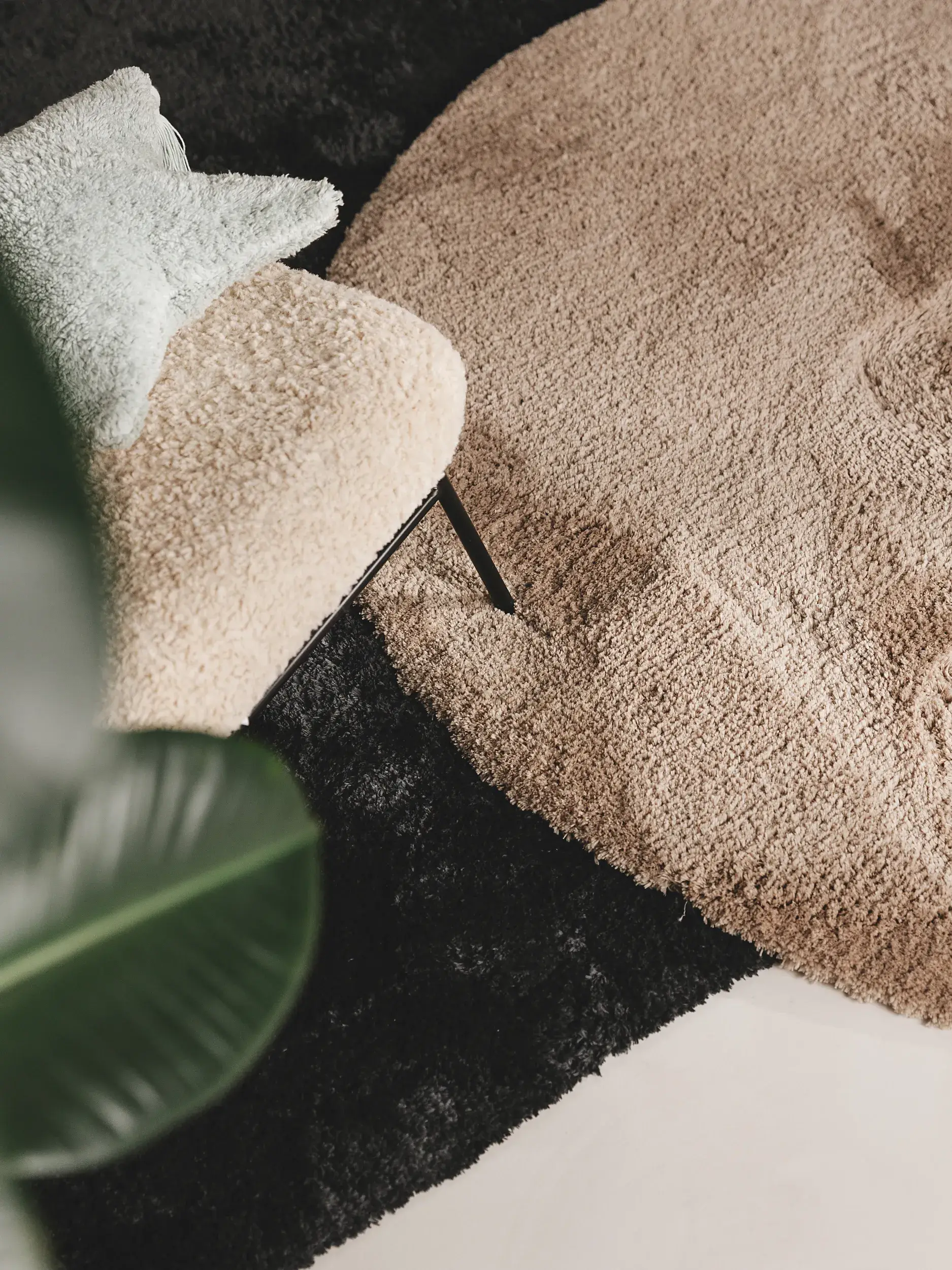 Teppich aus 100% Polyester in Taupe mit 100% Polyester hohem Flor von benuta Nest