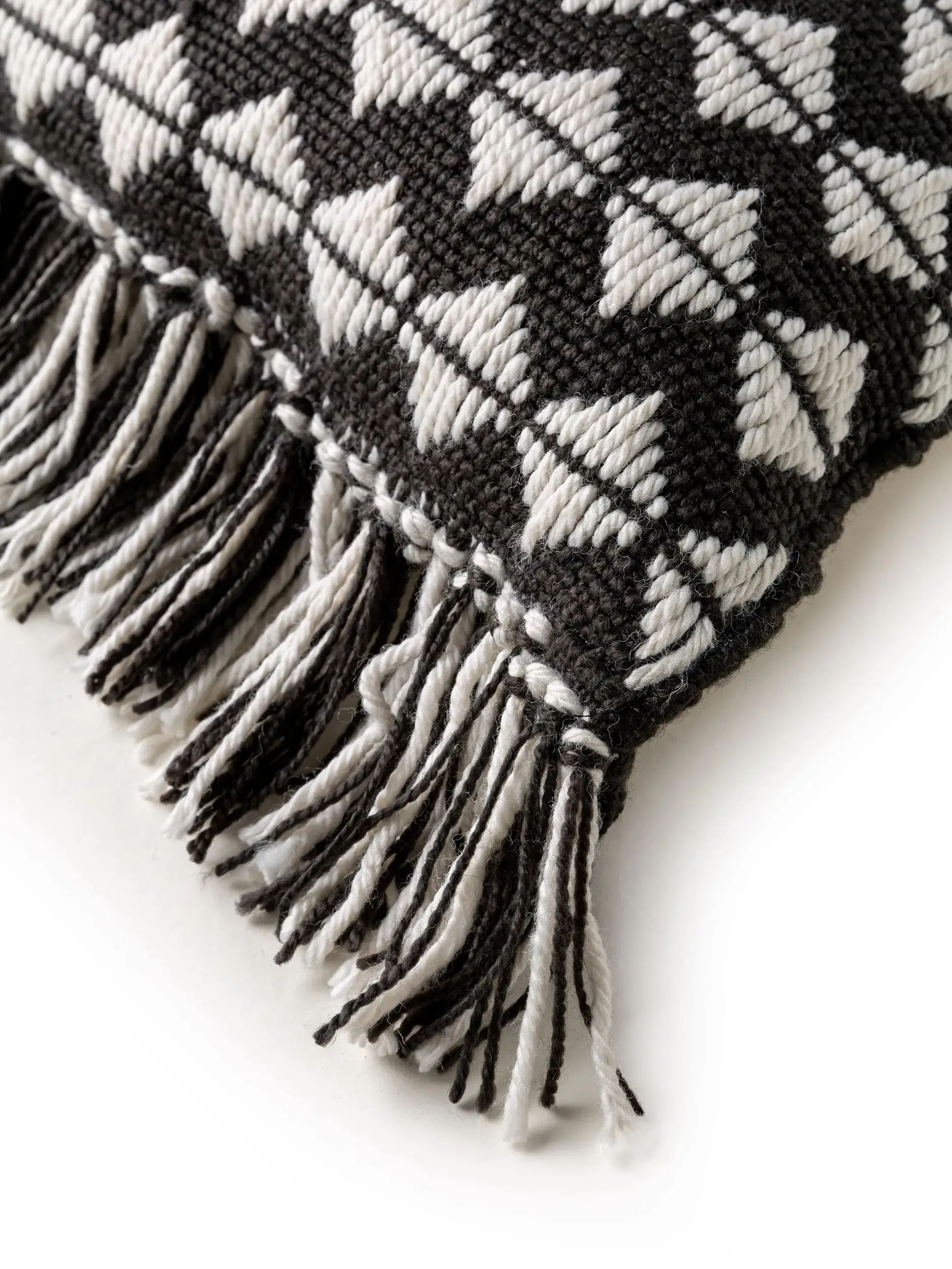In- & Outdoor Kissen Morty Schwarz/Weiß i Geometrisch-design laget av 100 % polyester (resirkulert PET) fra benuta Pure