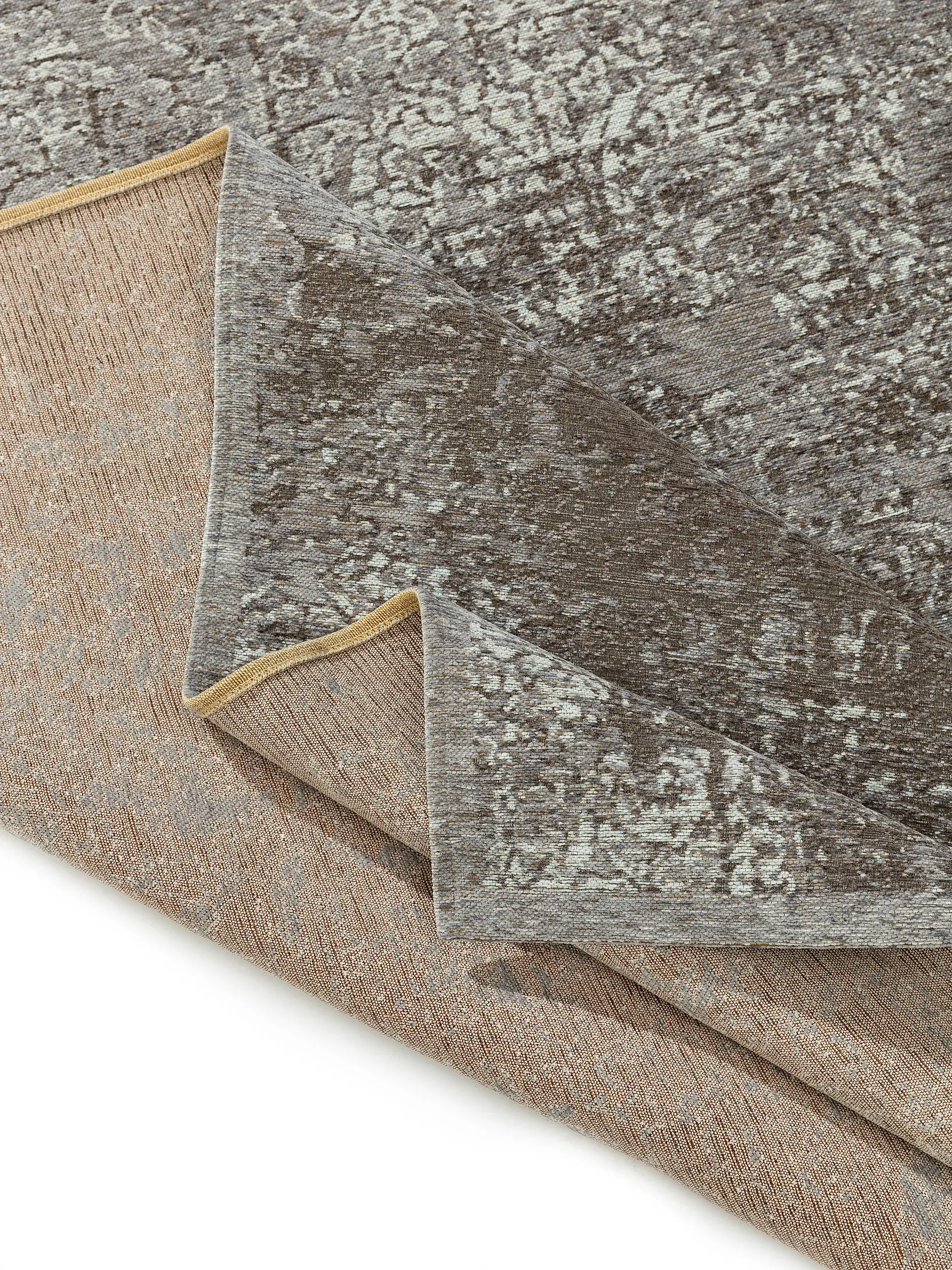 Matto 55% Polyacryl, 27% Polyester, 17% Baumwolle, 1% Latexa värissä Grau 55% Polyacryl, 27% Polyester, 17% Baumwolle, 1% Latex korkealla nukalla merkiltä benuta Nest