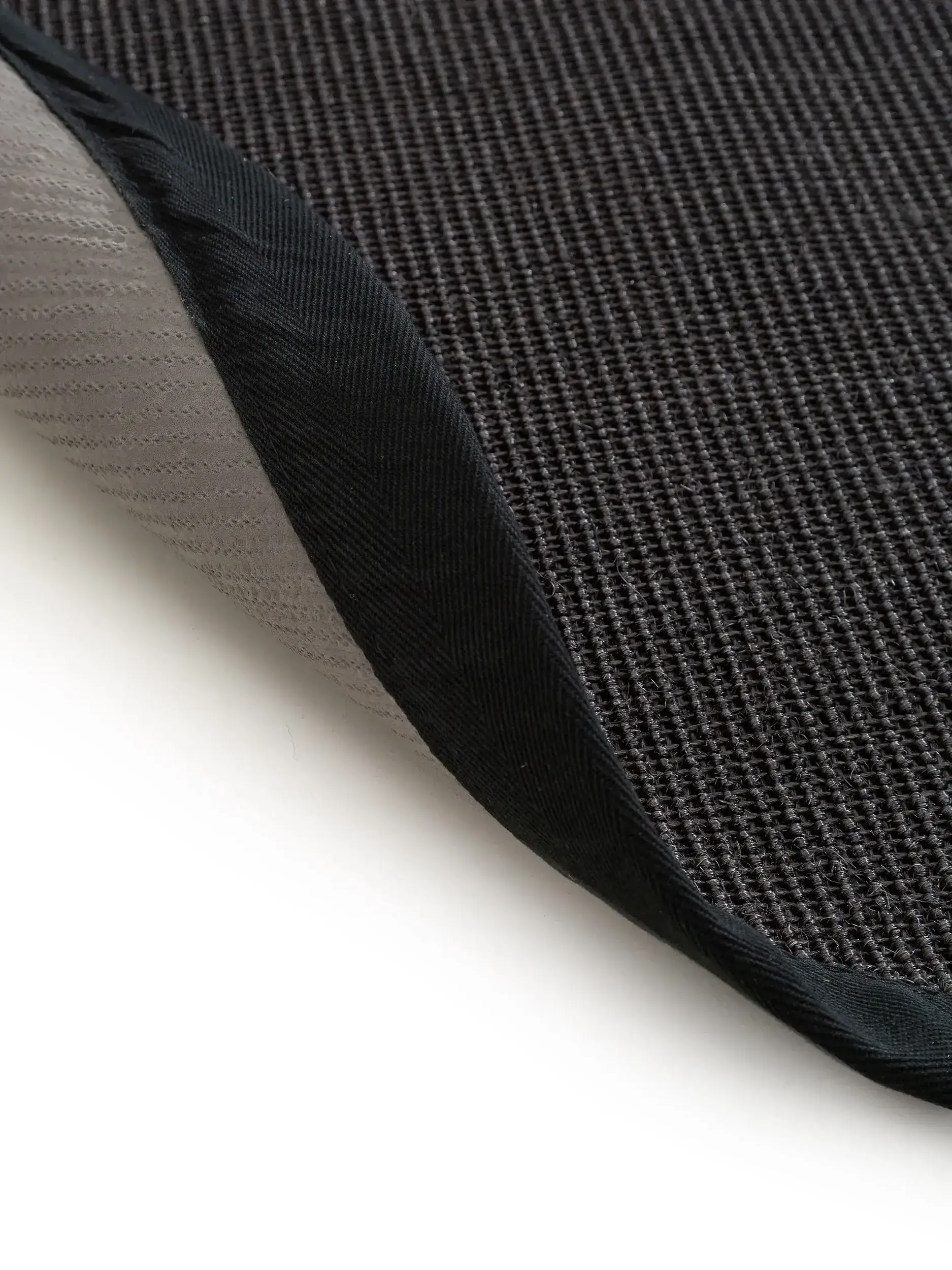 Koberec z 100% Sisal v Schwarz s vlasem výšky 100% Sisal od benuta Nest