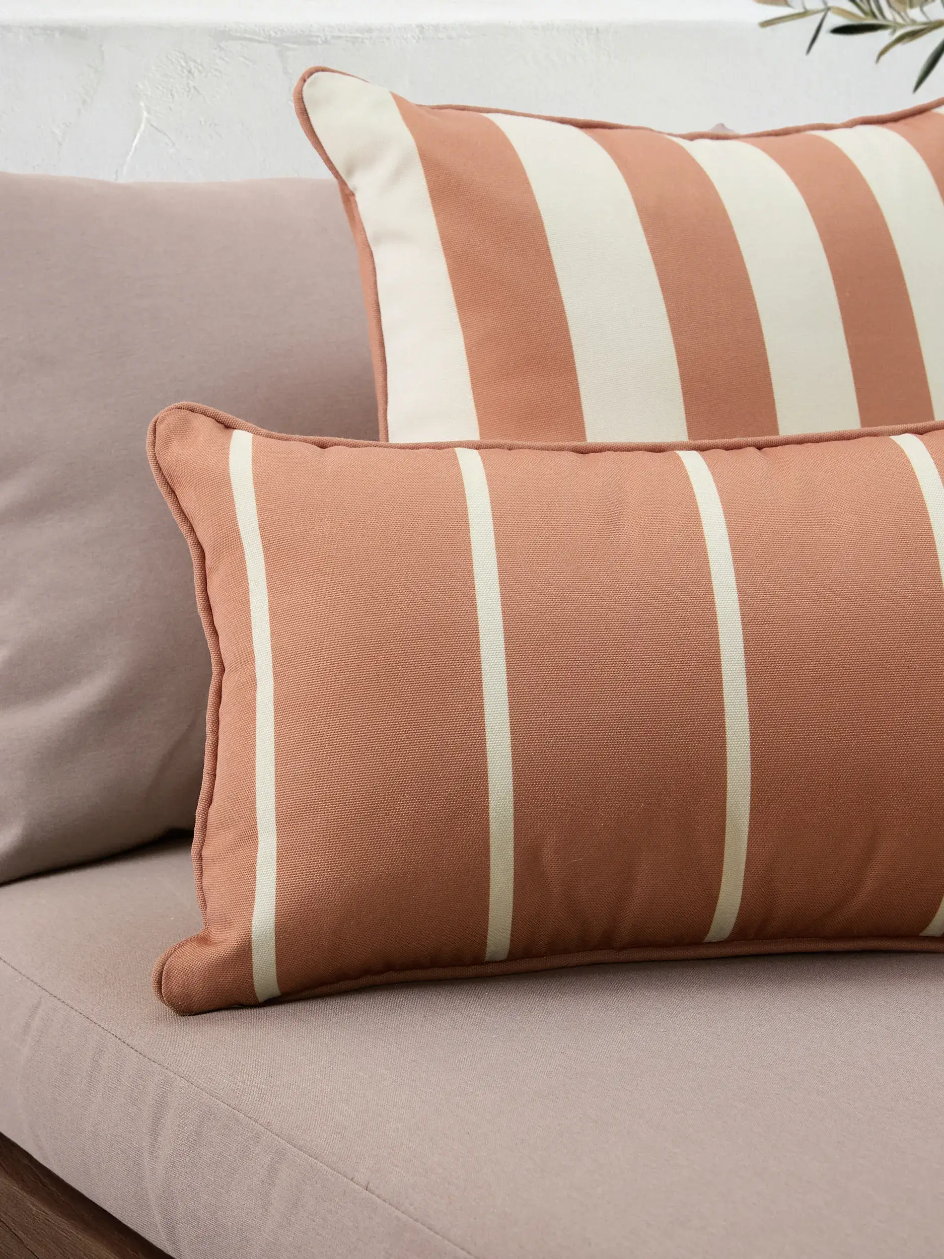 Indendørs- og udendørspude Reed Brun fra benuta nest