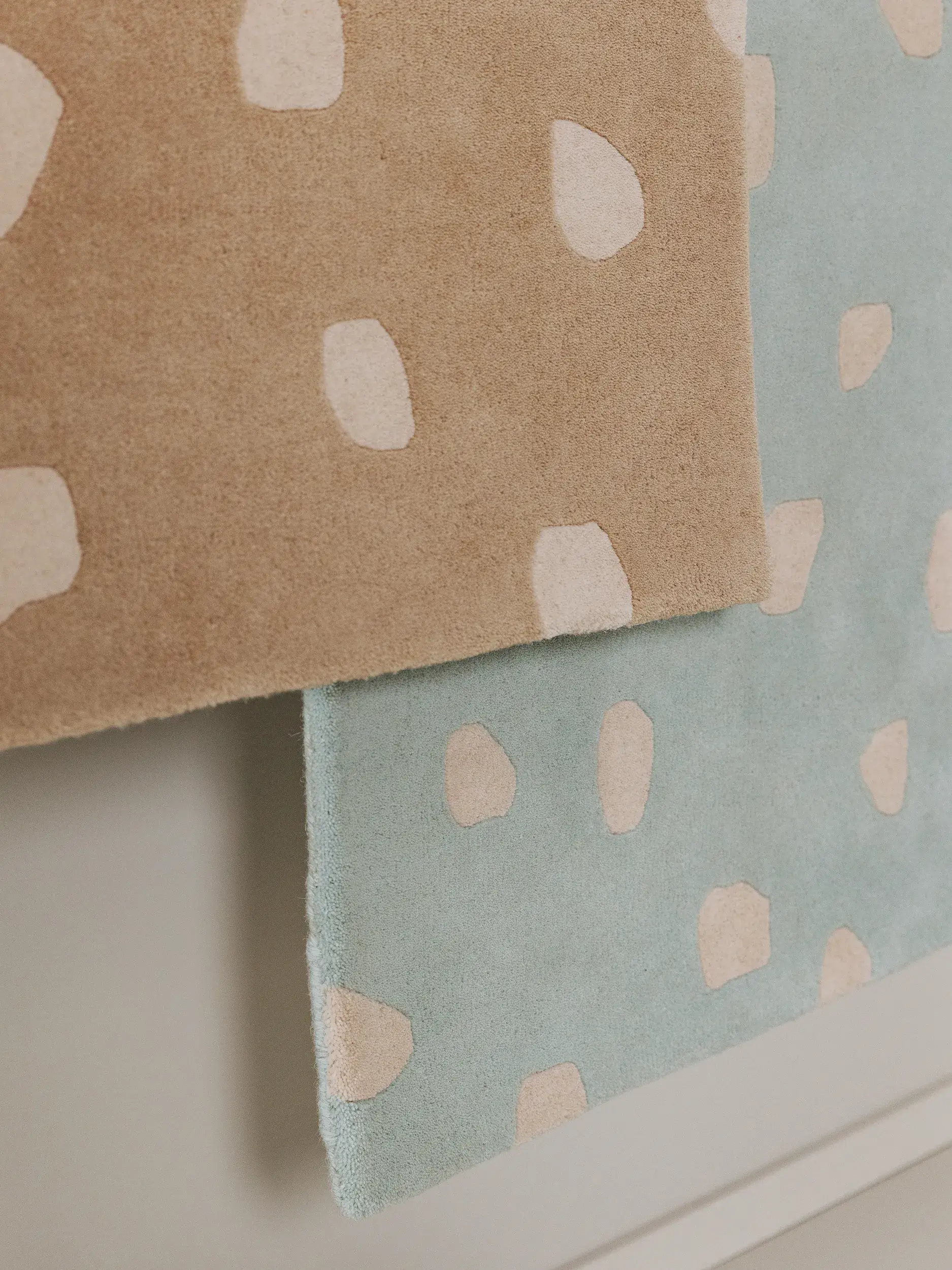 Teppich aus 100% Wolle in Taupe mit 100% Wolle hohem Flor von Lytte