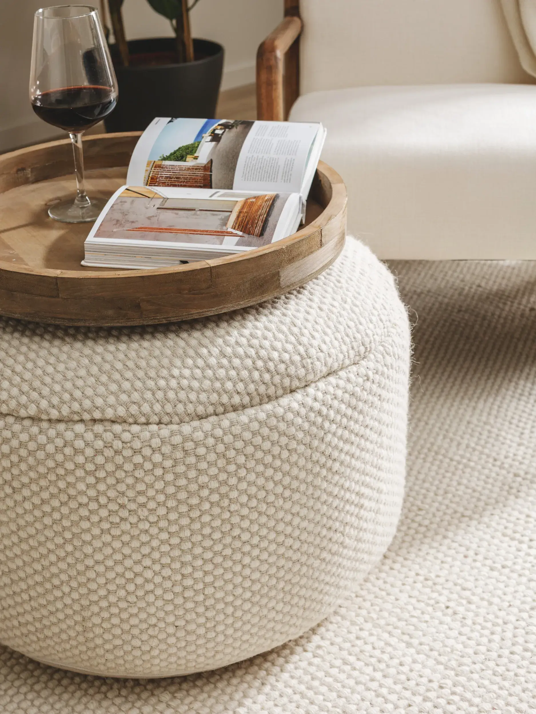 Handgjord ullpouf Rocco Vit med Enfärgad-design i 80% Ull, 20% Bomull från benuta pure