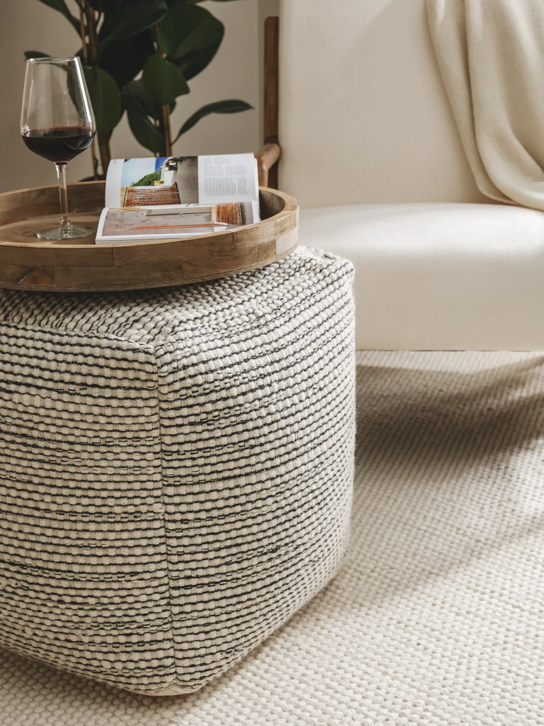 Handgefertigter Woll-Pouf Rocco Beige/Schwarz im Design Einfarbig aus 80% Wolle, 20% Baumwolle von benuta Pure