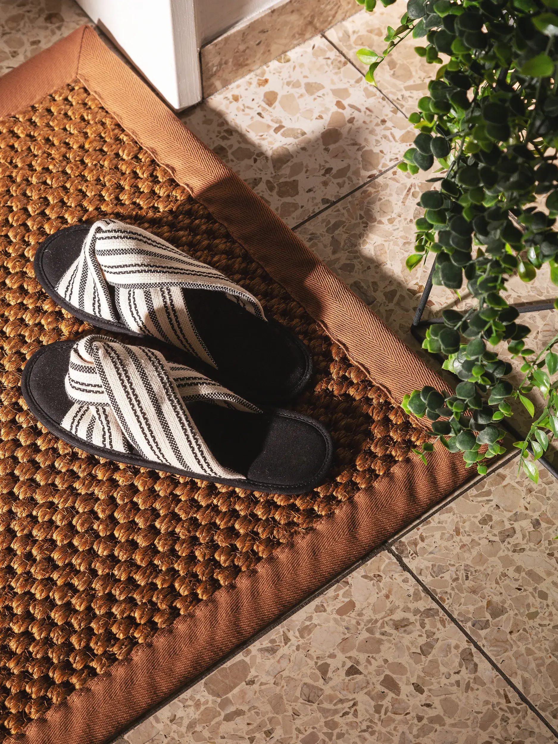 Fußmatte Greta Hellbraun im Design Bordüre aus 100% Sisal von benuta Pure